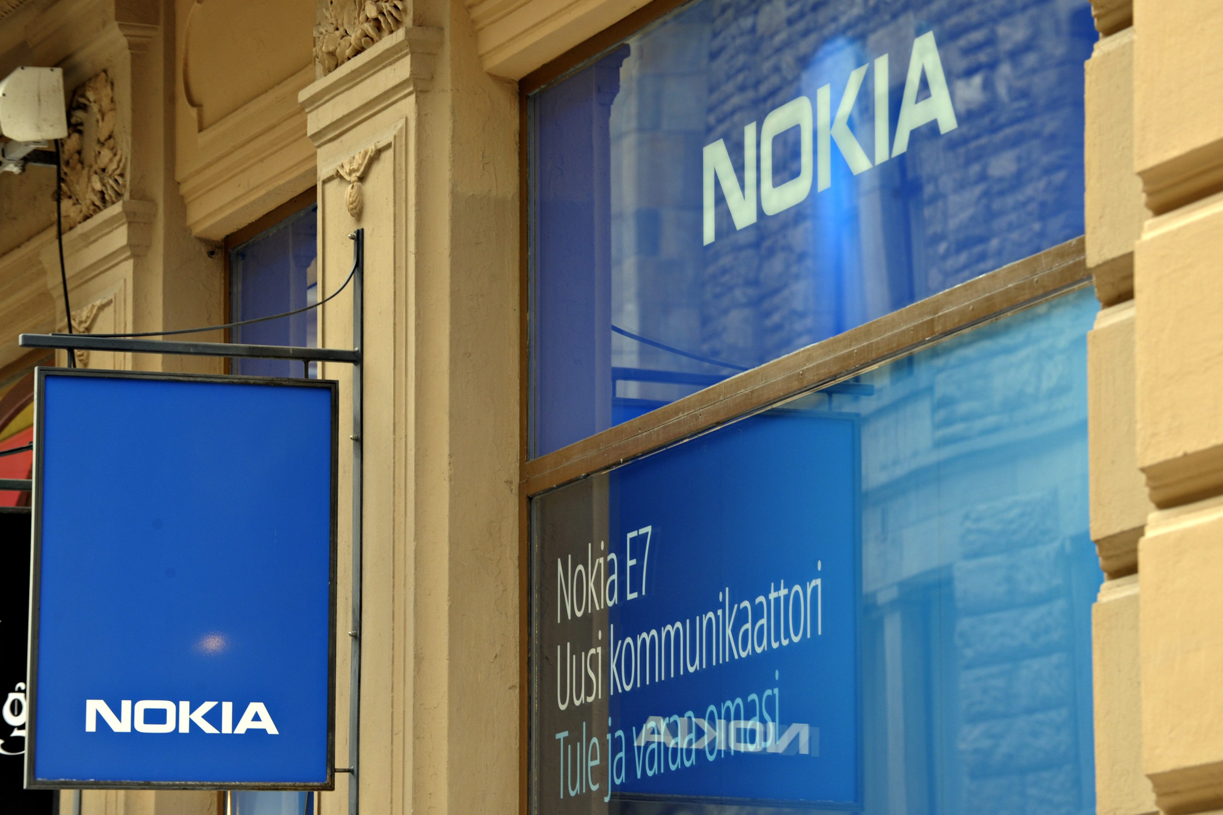 Продажбите на смартфони Nokia са се свили с над 50%