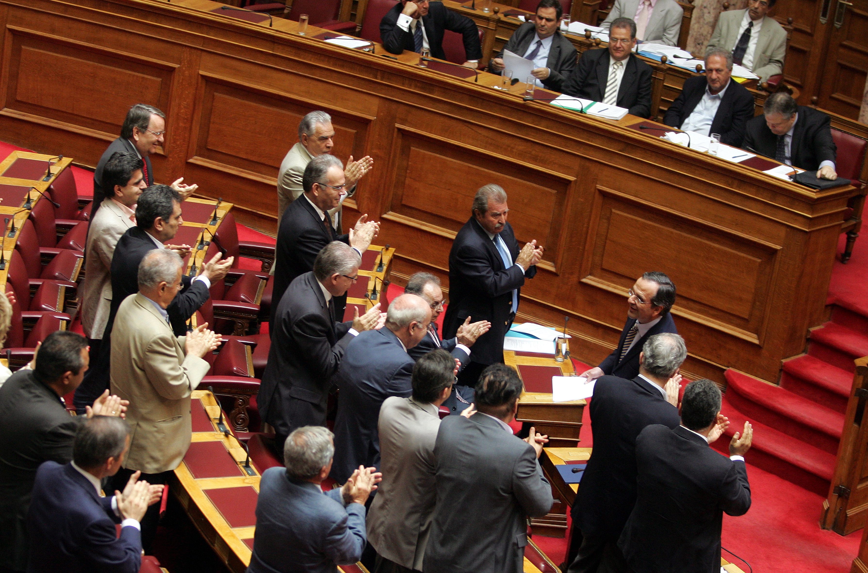 Брутното им месечно възнаграждение на гръцките депутати е 9869 евро