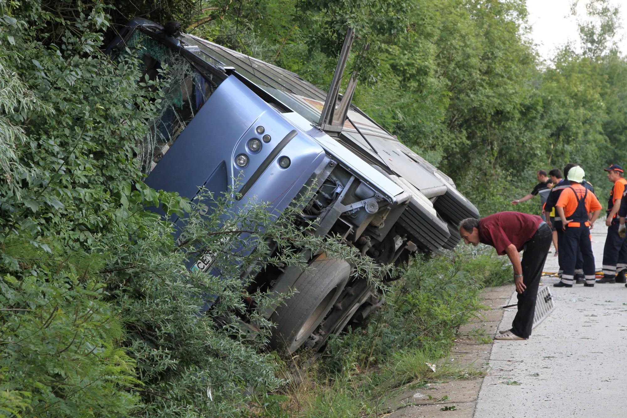 Украински автобус се обърна край Варна, загина жена
