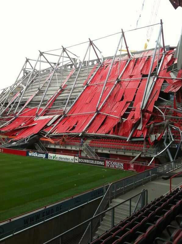Покривът на стадиона на Твенте се срути