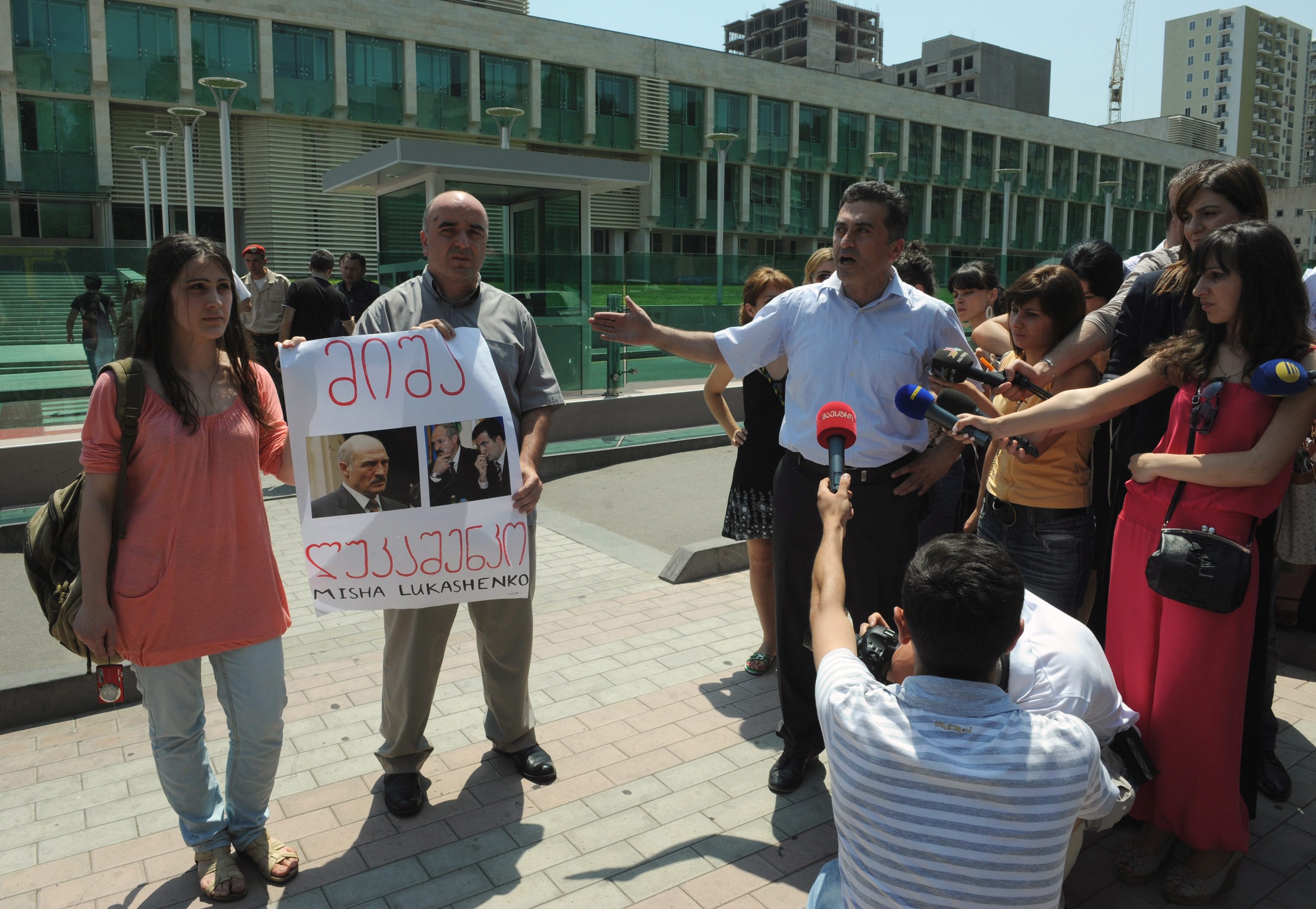 Журналисти протестират срещу ареста на колегите им-фотографи