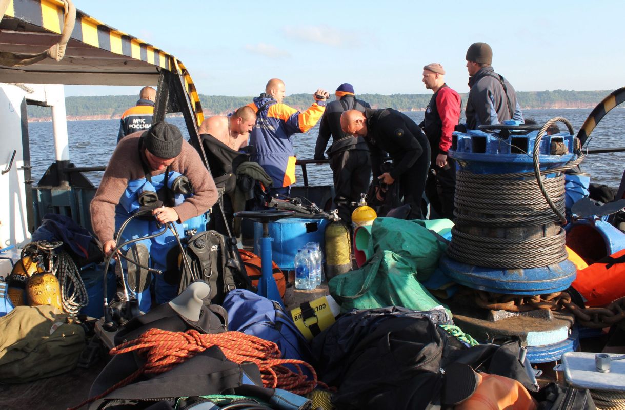 Спасителните екипи се подготвят за операция по изваждане на телата от потъналия кораб