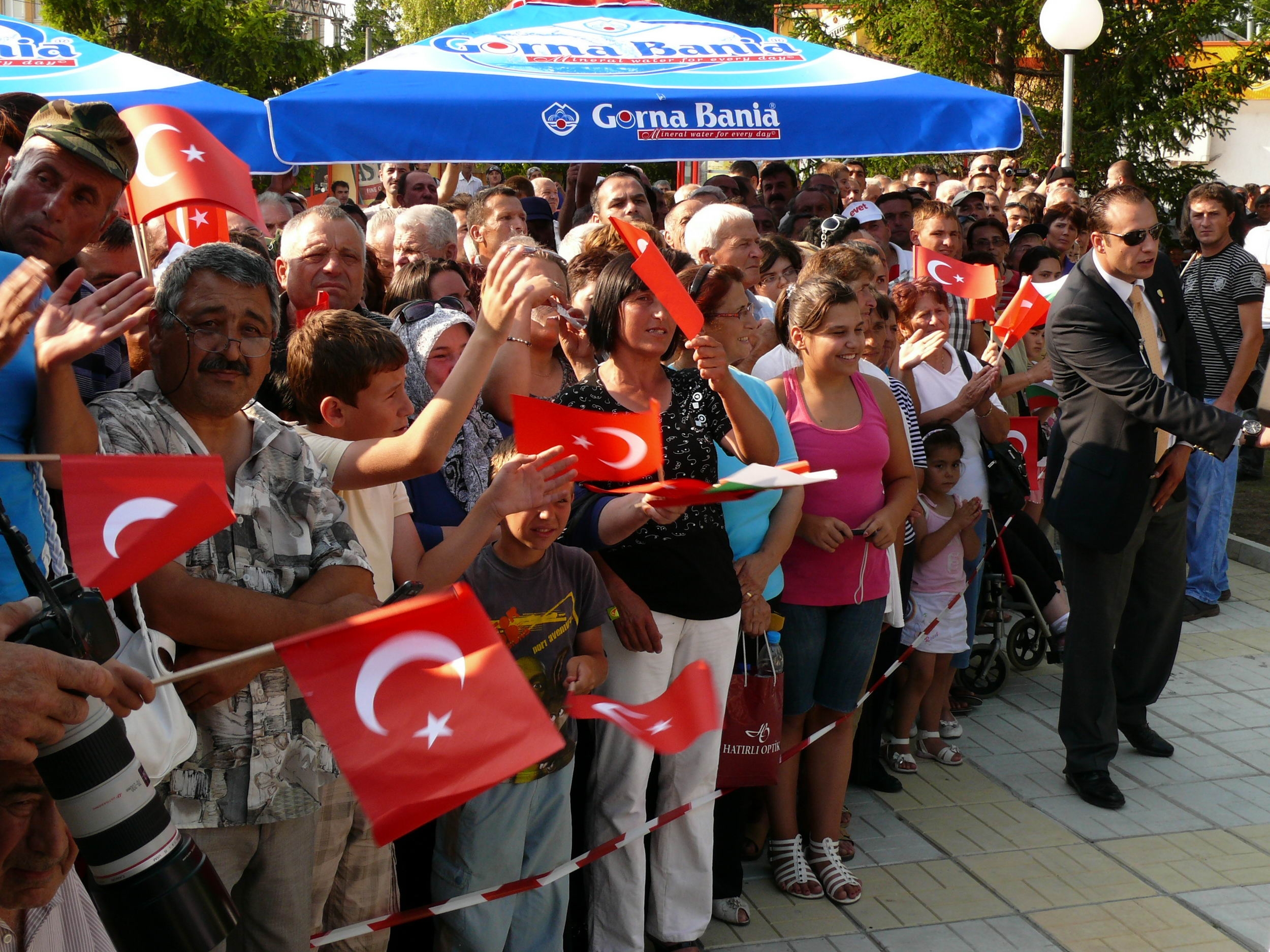 Около 2000 български турци посрещнаха турския президент Абдуллах Гюл в шуменското село Хитрино