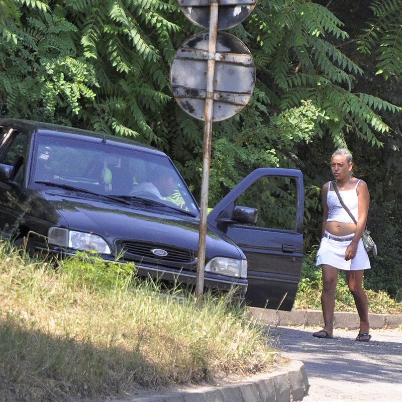 Полицията в Несебър прибра 15 магистрални проститутки