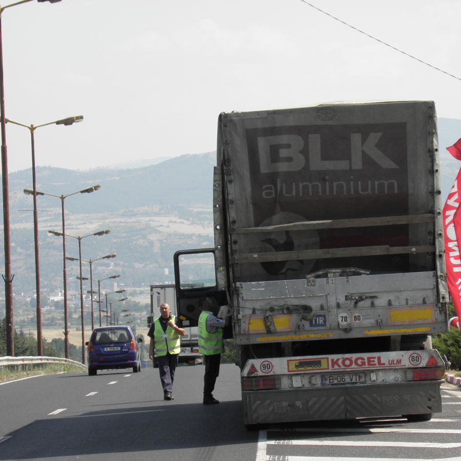 Наш шофьор на ТИР увисна на мост в Сърбия