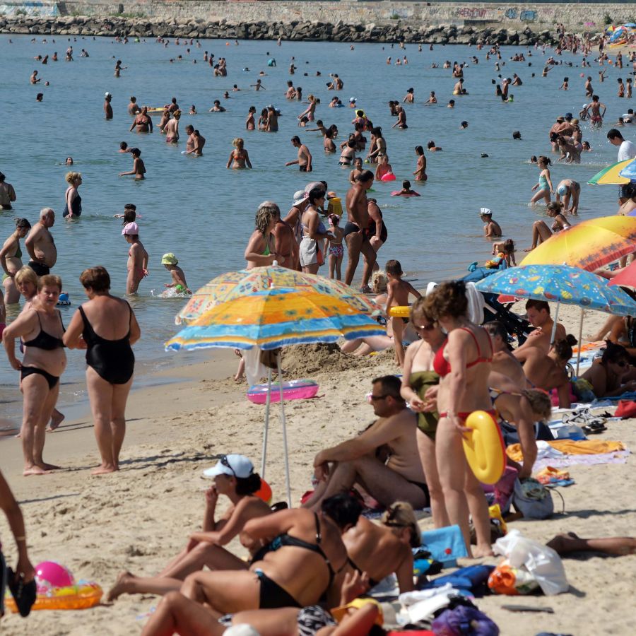 Хиляди хора търсят прохладата на морския бряг във Варна