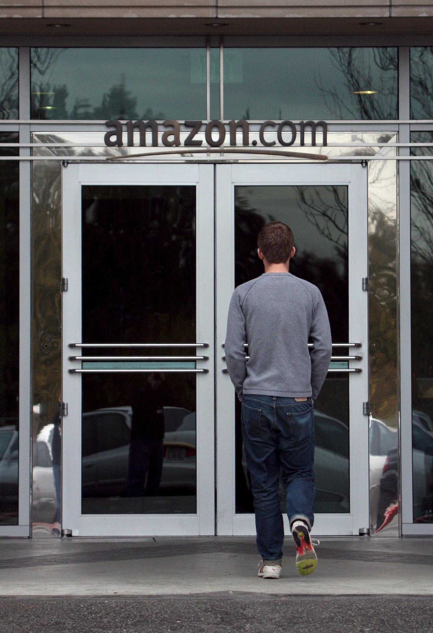 Amazon наема 50 000 работници за празниците