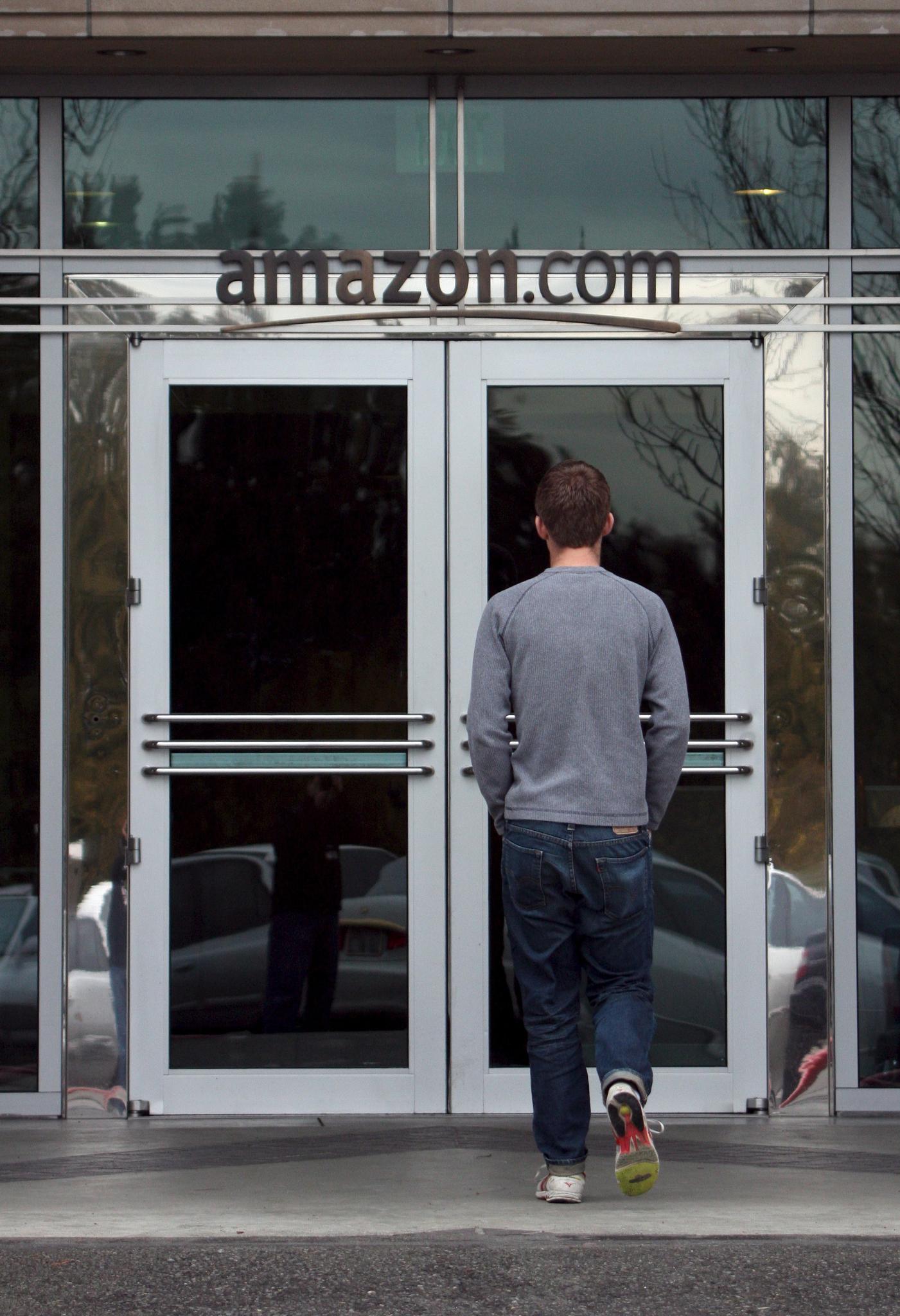 За натоварения празничен сезон Amazon ще има нужда от още 50 000 работници