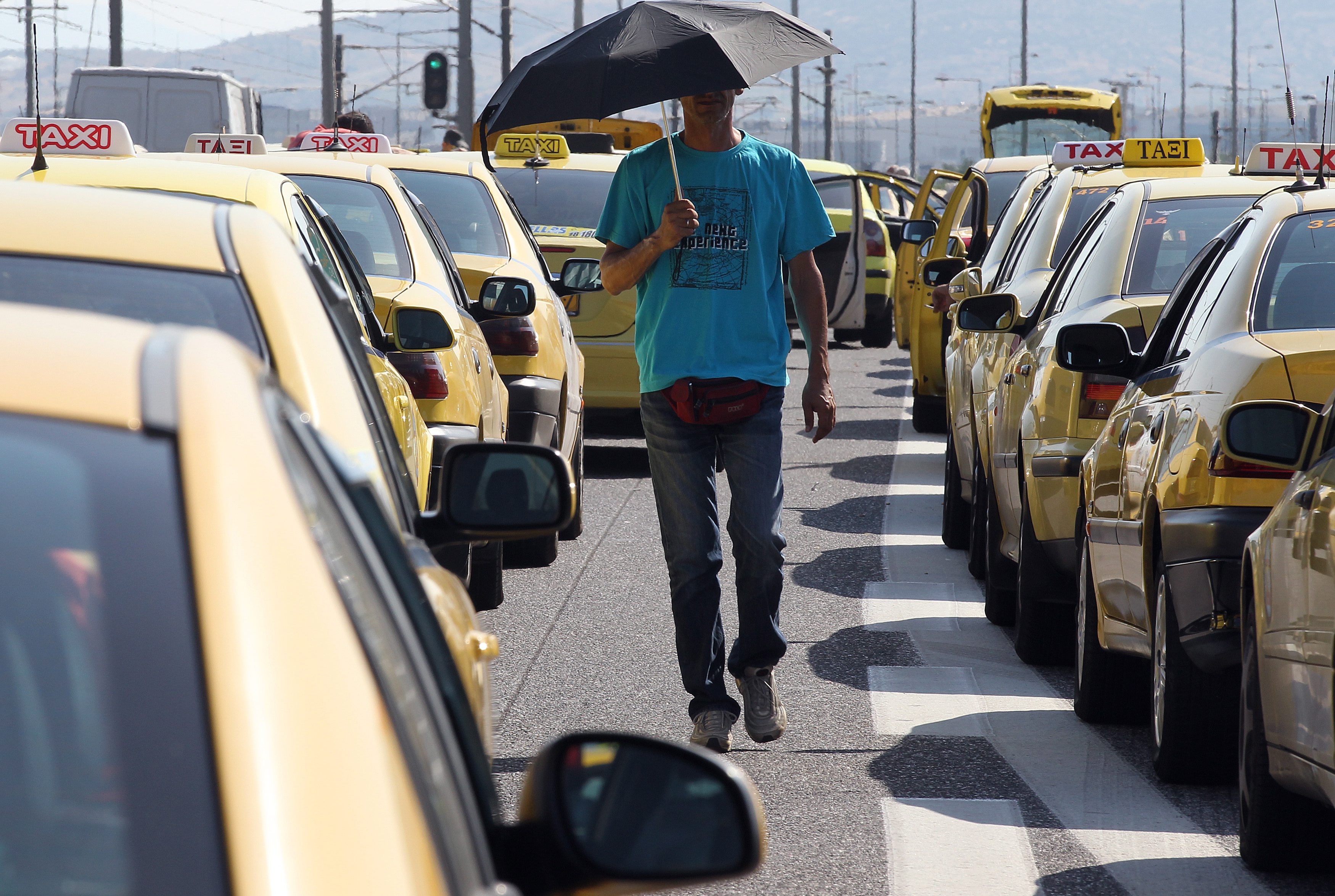 Стотици паркирани жълти коли попречиха на автобусите да стигнат до 10-те круизни кораба, закотвени в пристанище Пирея