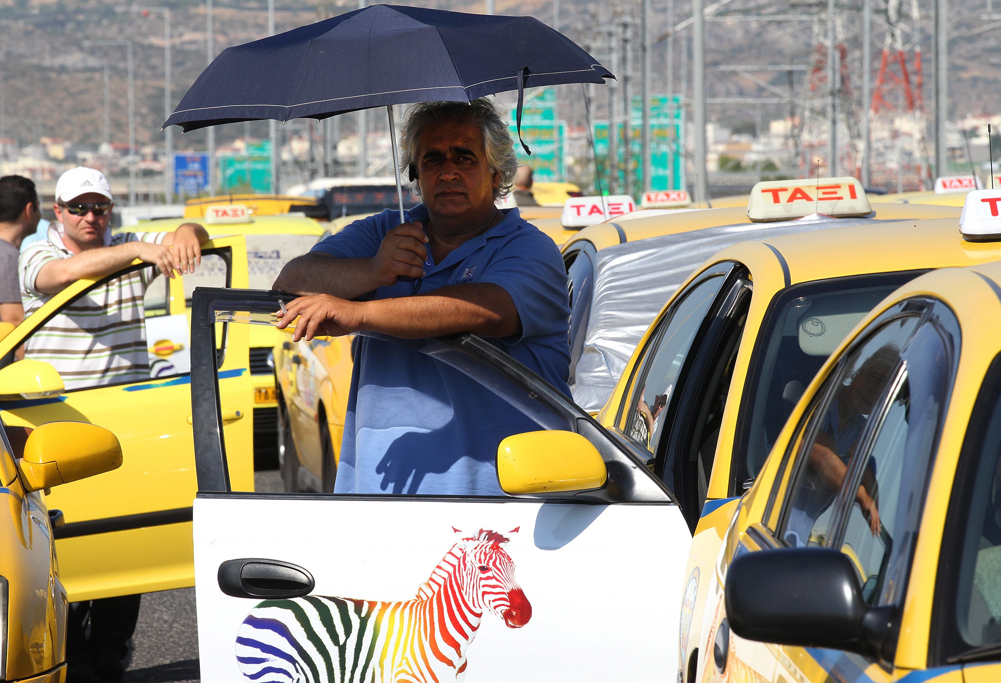 Около 2000 таксита се наредха по пътищата, водещи до летището