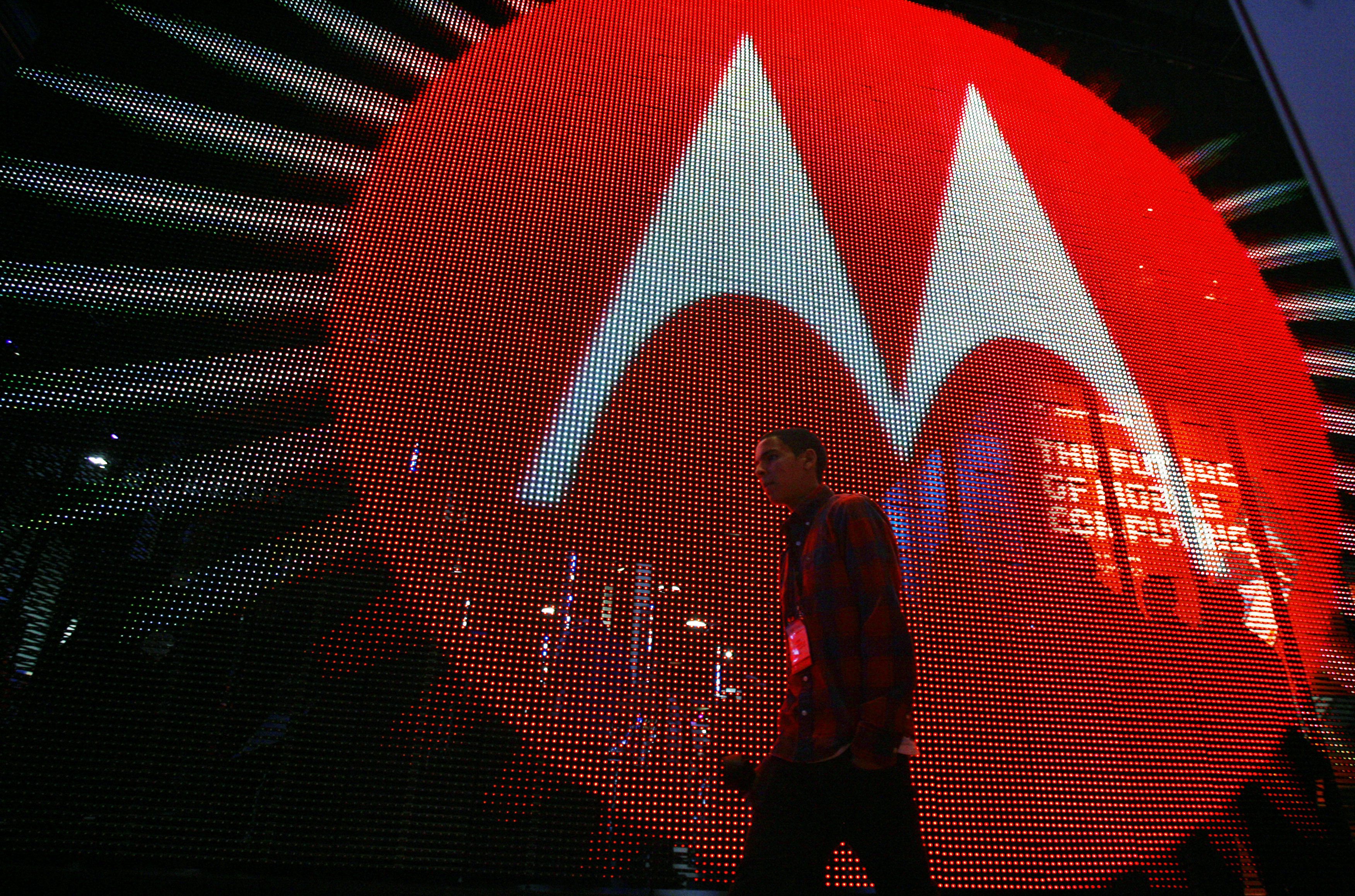 Motorola съкращава 4000, поема по нов път
