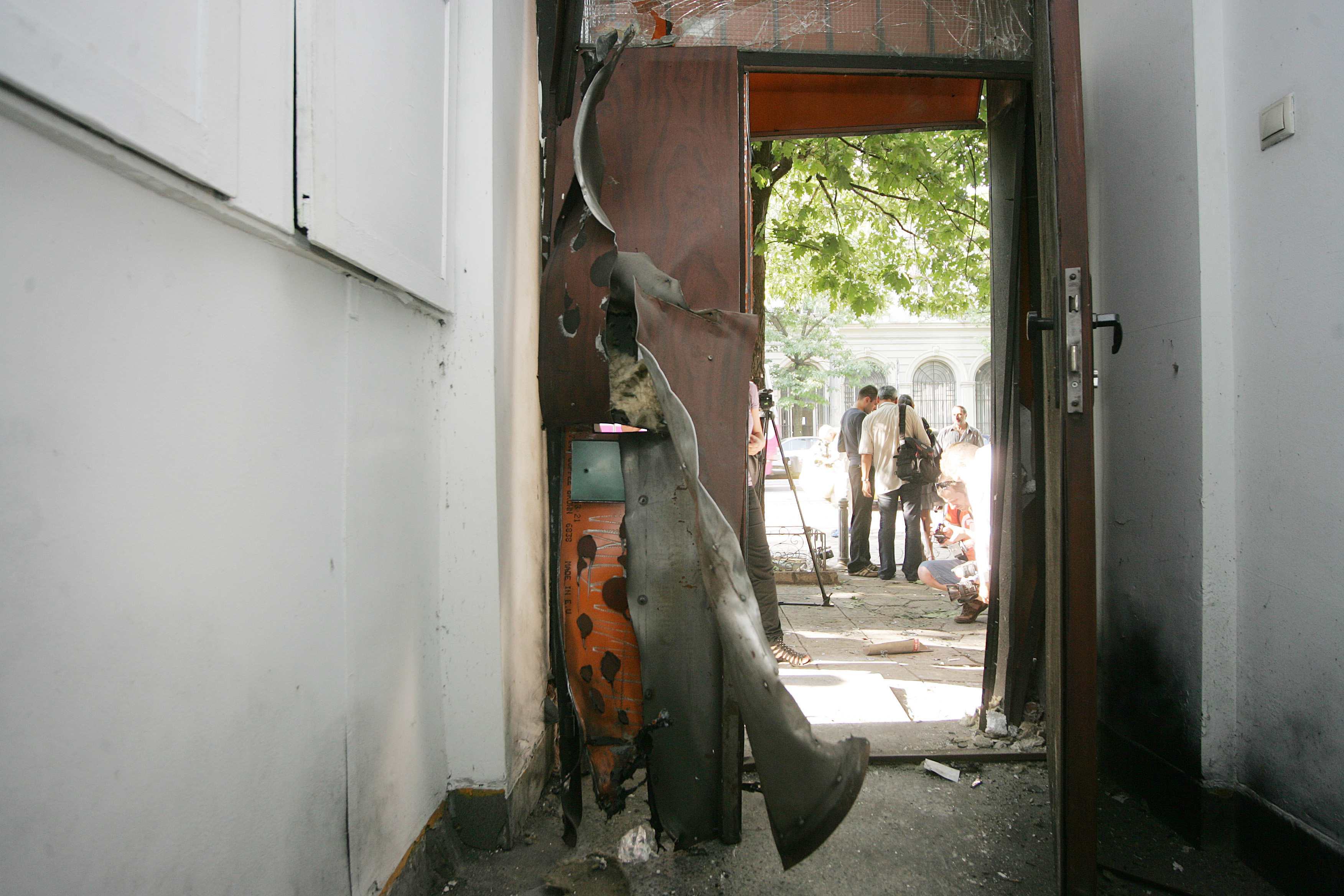 Бомбата е унищожила напълно металната врата на офиса на РЗС на бул. ”Дондуков” в София