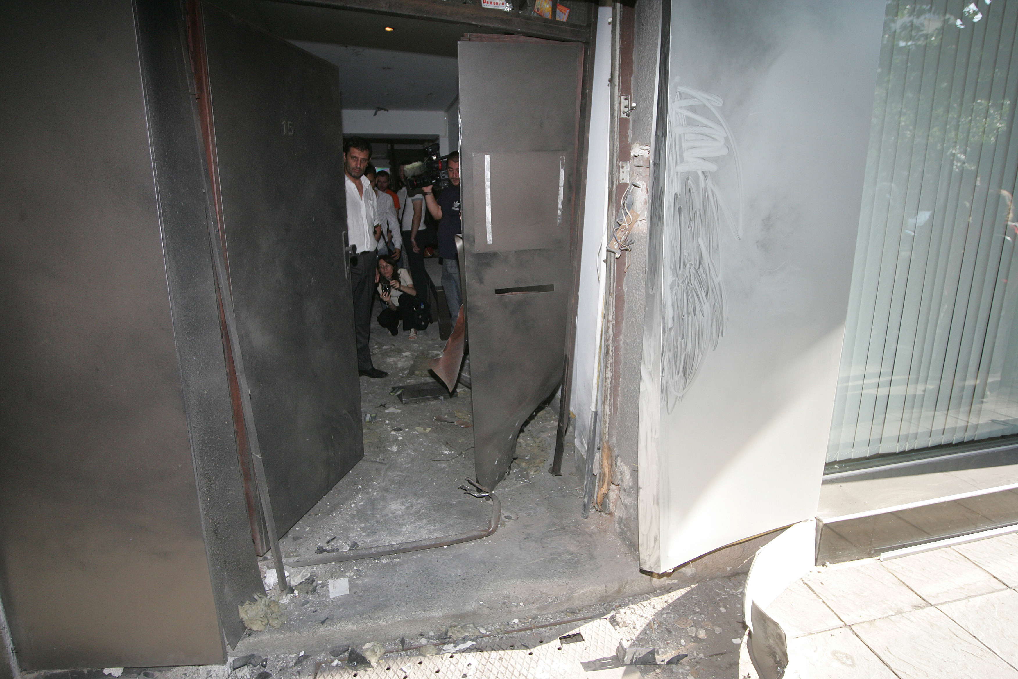 Два среднощни взрива пред централата на РЗС и клуб на ДСБ