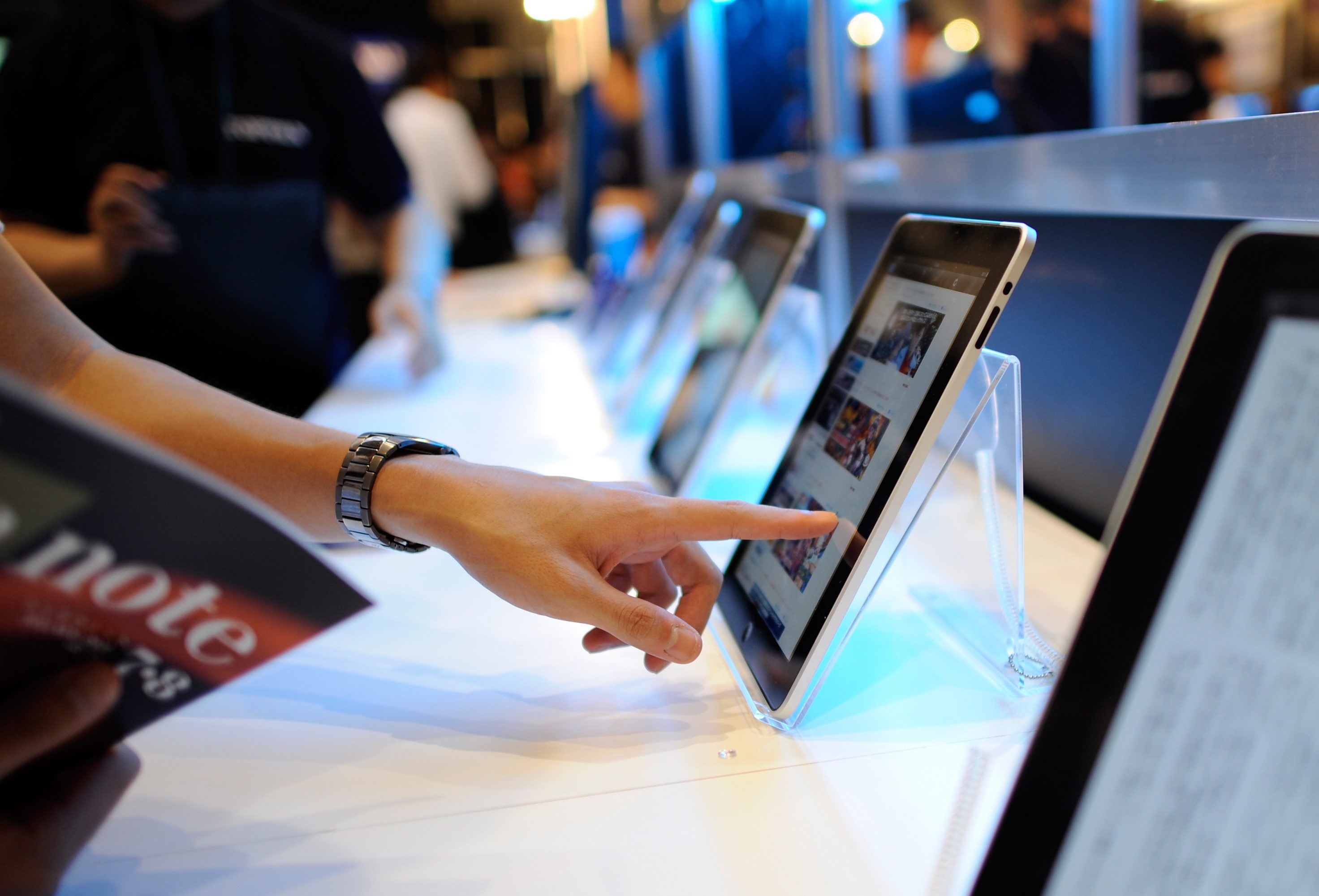 Apple работи с доставчиците си в Азия, за да започне производството на iPad 3