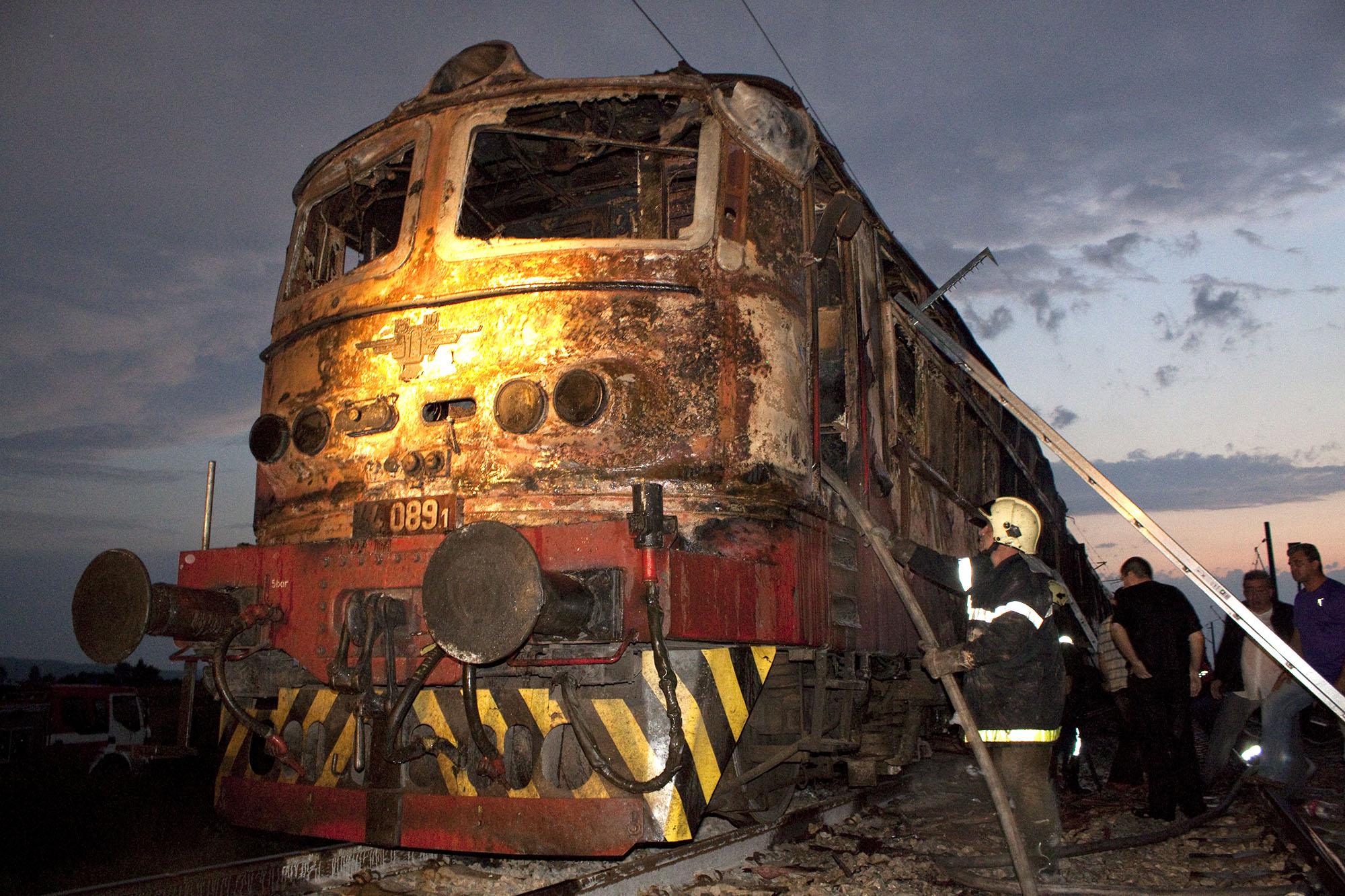 Локомотив на пътнически влак се запали, няма пострадали