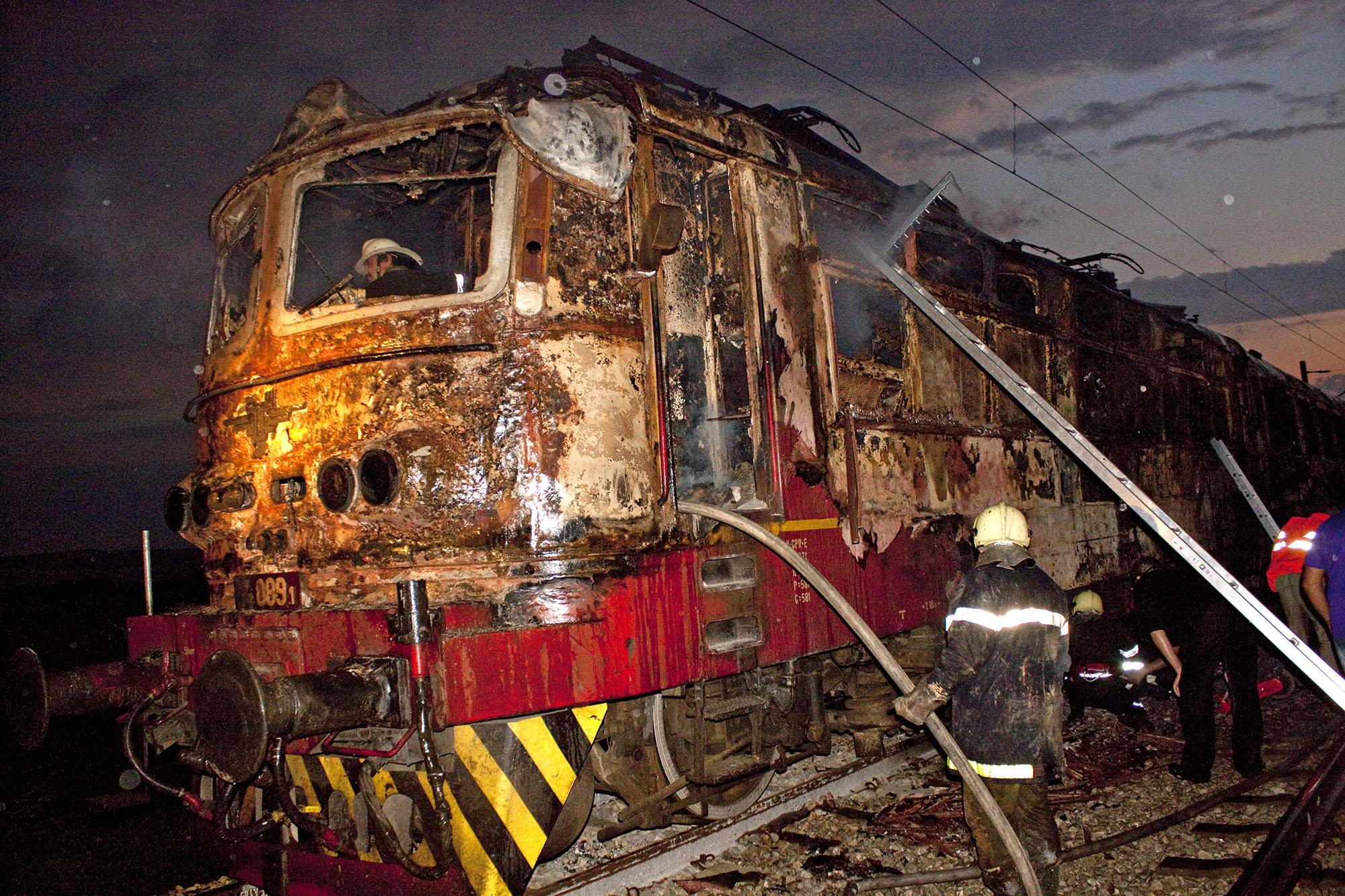 Изгоряха локомотив и 2 вагона на бърз влак София-Варна