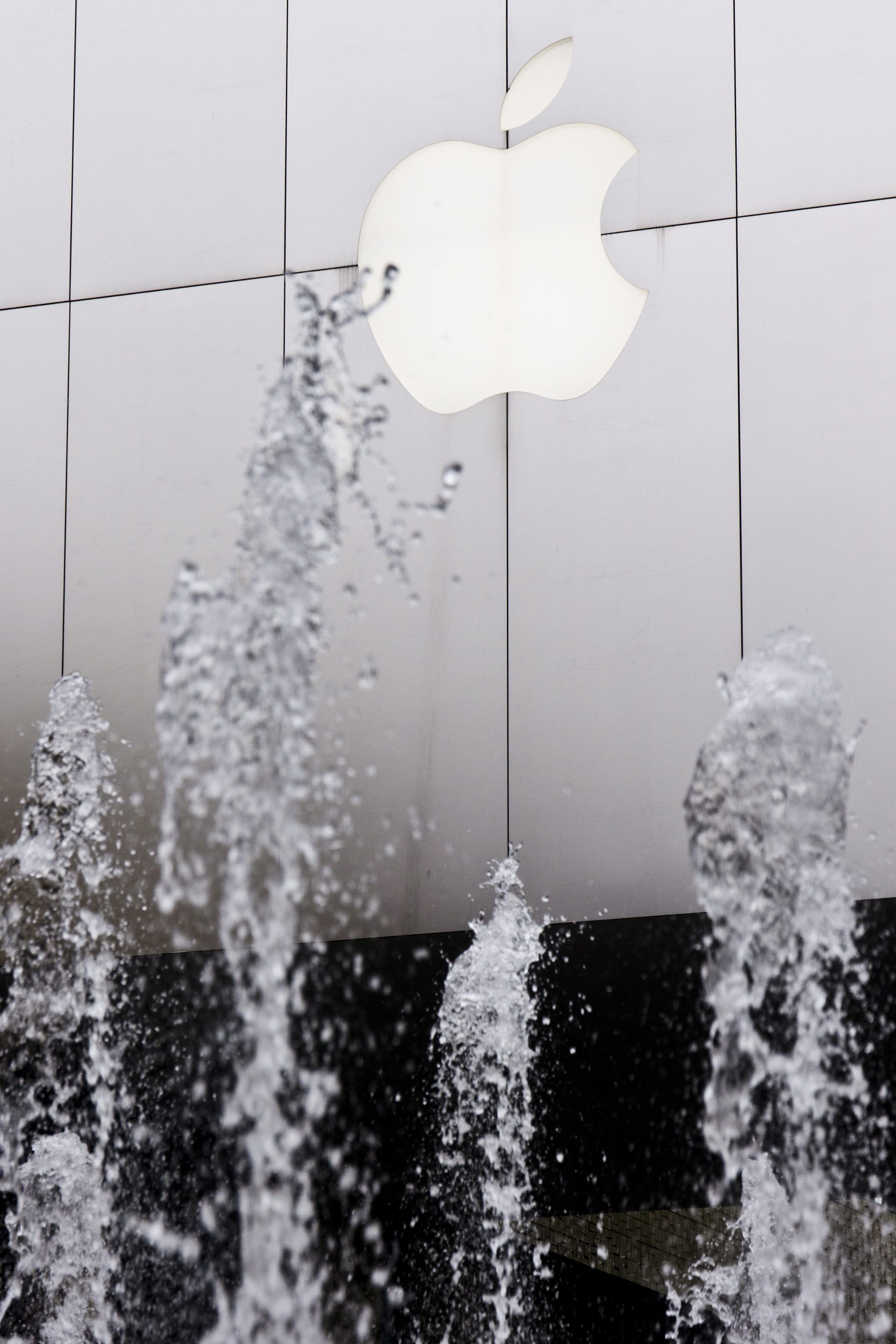 Анализатори очакват огромна чиста печалба на Apple