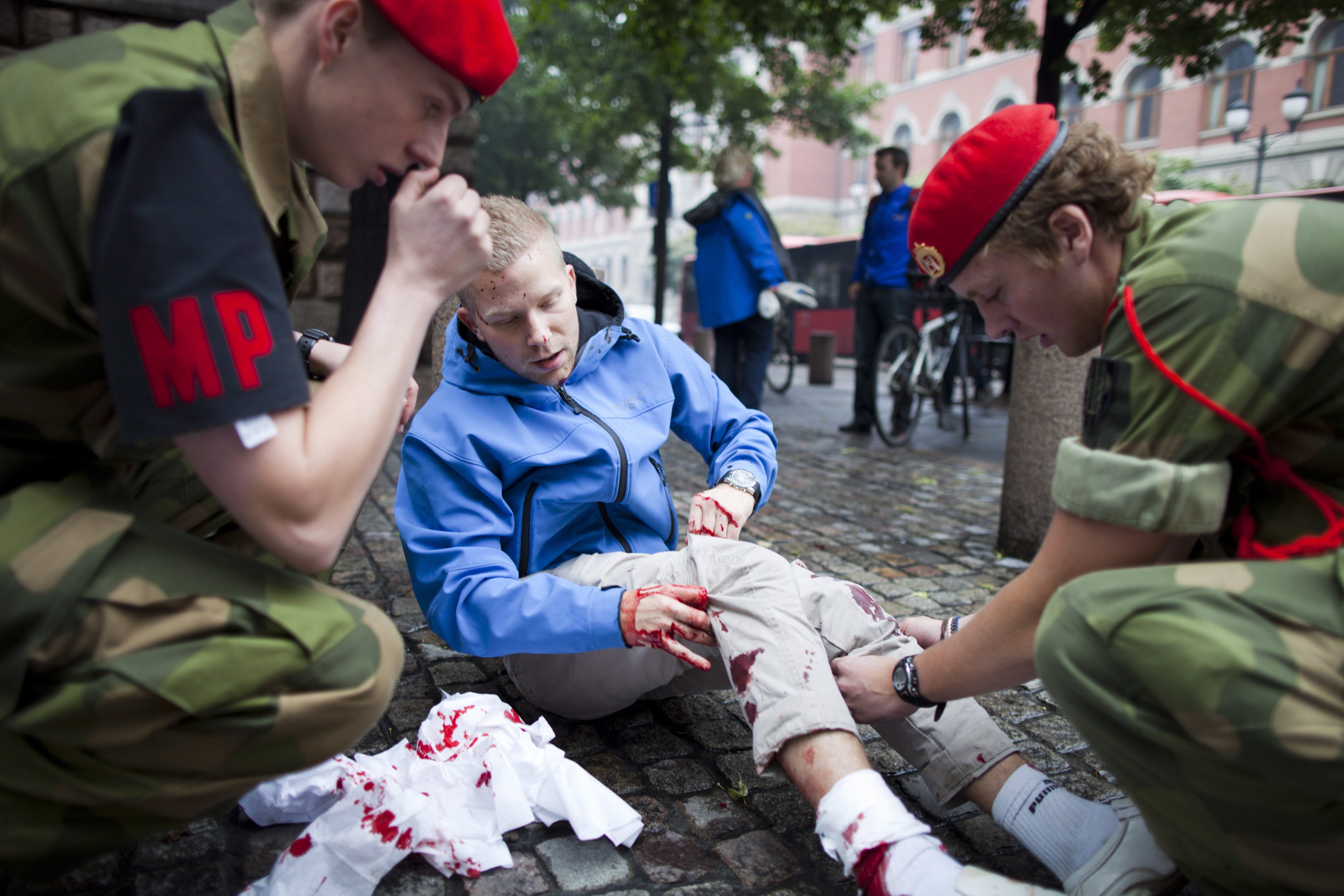 Военни помагат на пострадал мъж след експлозията в Осло