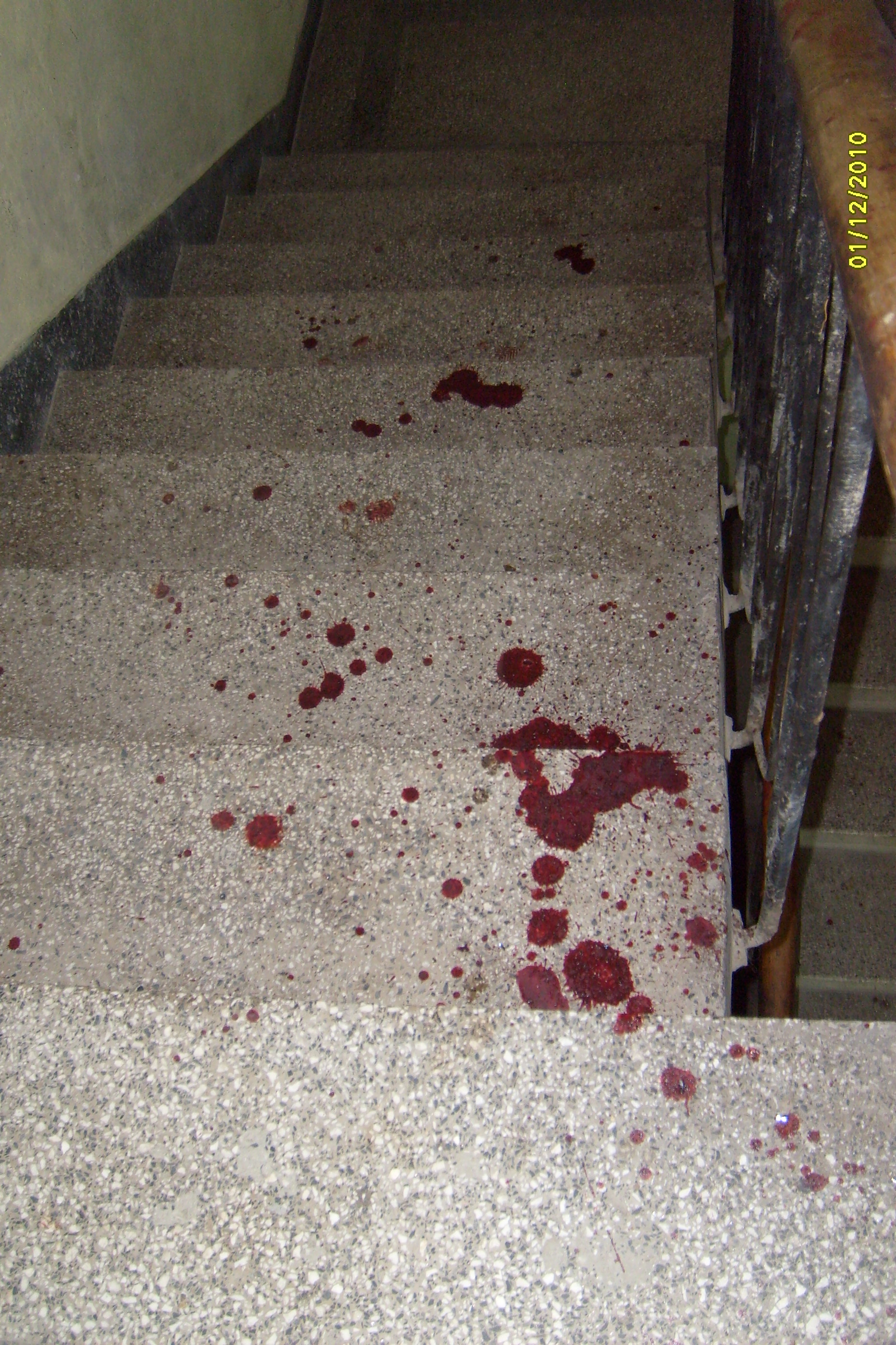 Опръсканото с кръв стълбище след мелето в Дупница