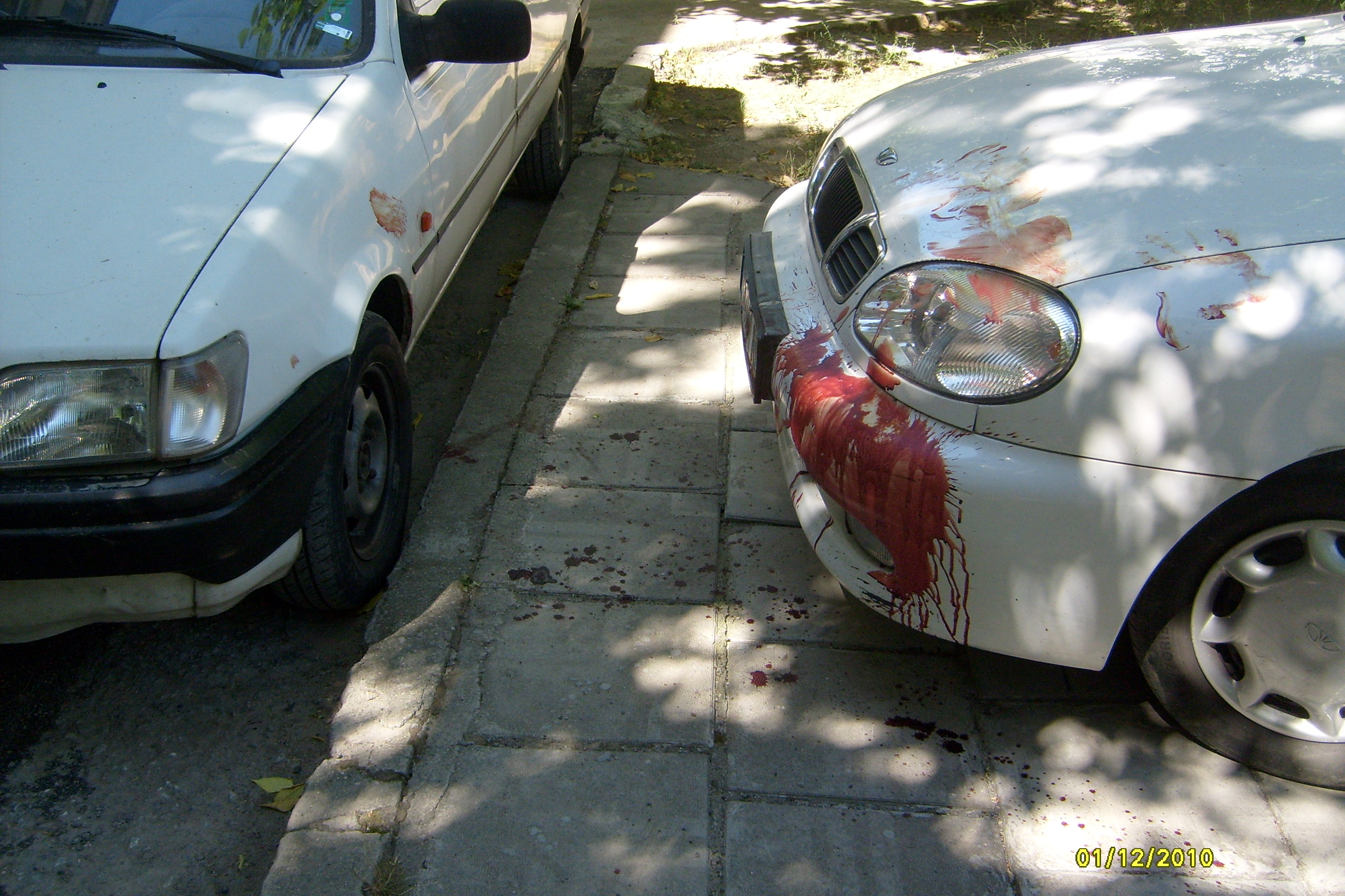 Кръв бе останала и пред паркирана пред блока кола