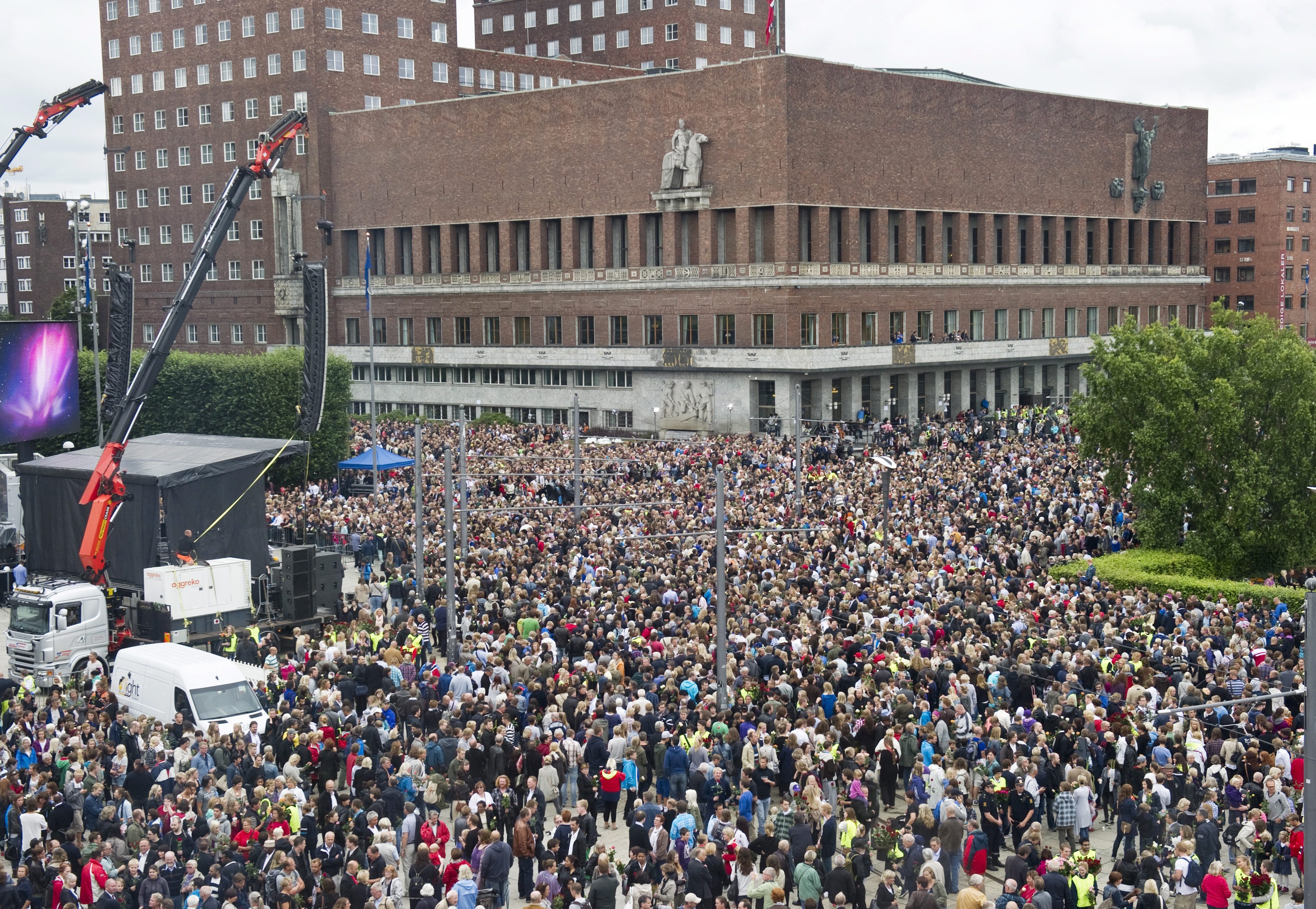 С хиляди рози норвежците почетоха паметта на жертвите от двойния атентат в Осло