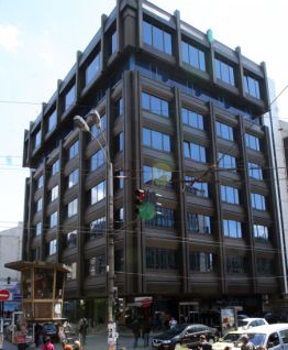 Централата на холдинга в центъра на София счетоводно е записана с цена под 500 евро на квадратен метър