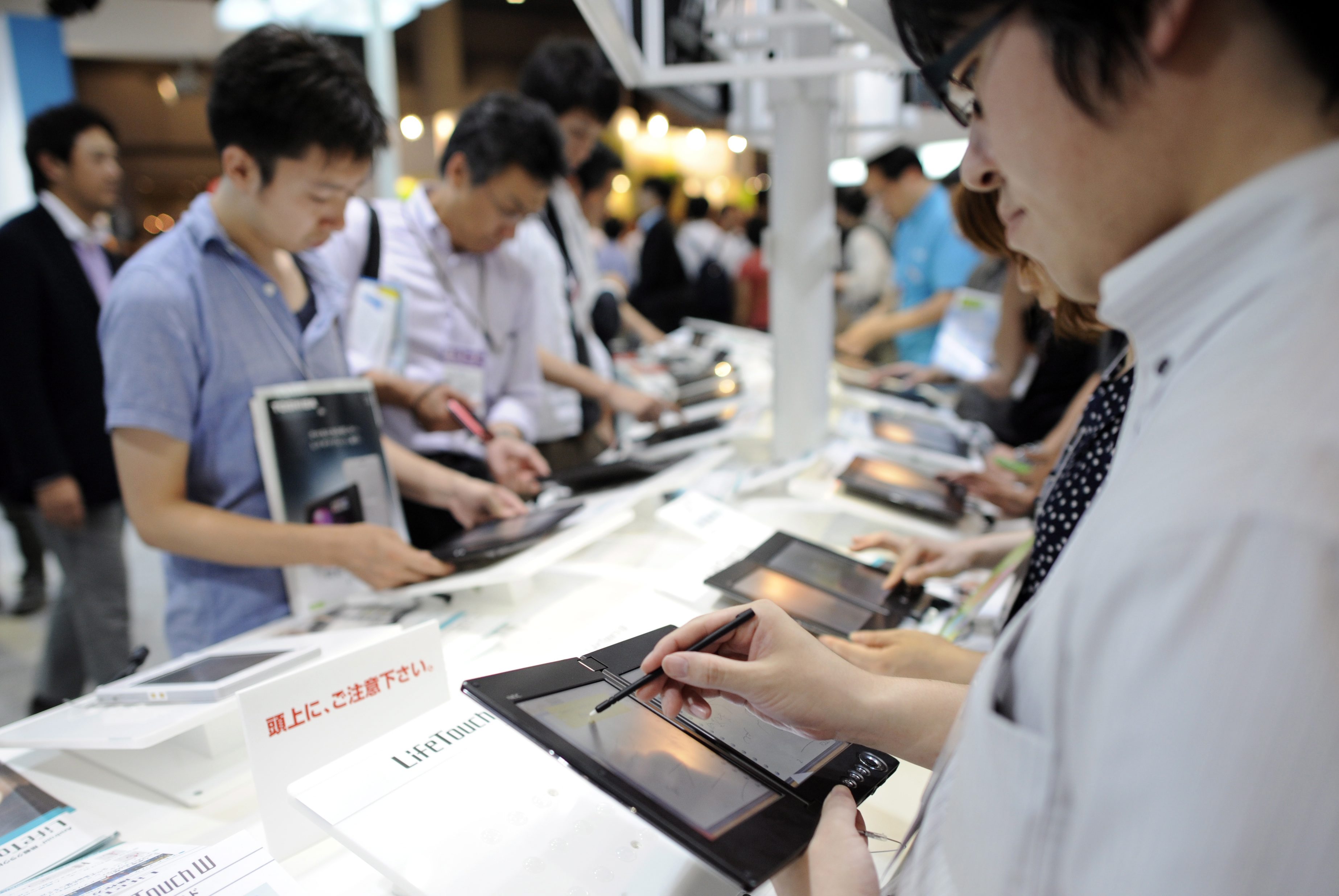 Издателите гледат на възможността да реализират електронните книги с по-голям интерес