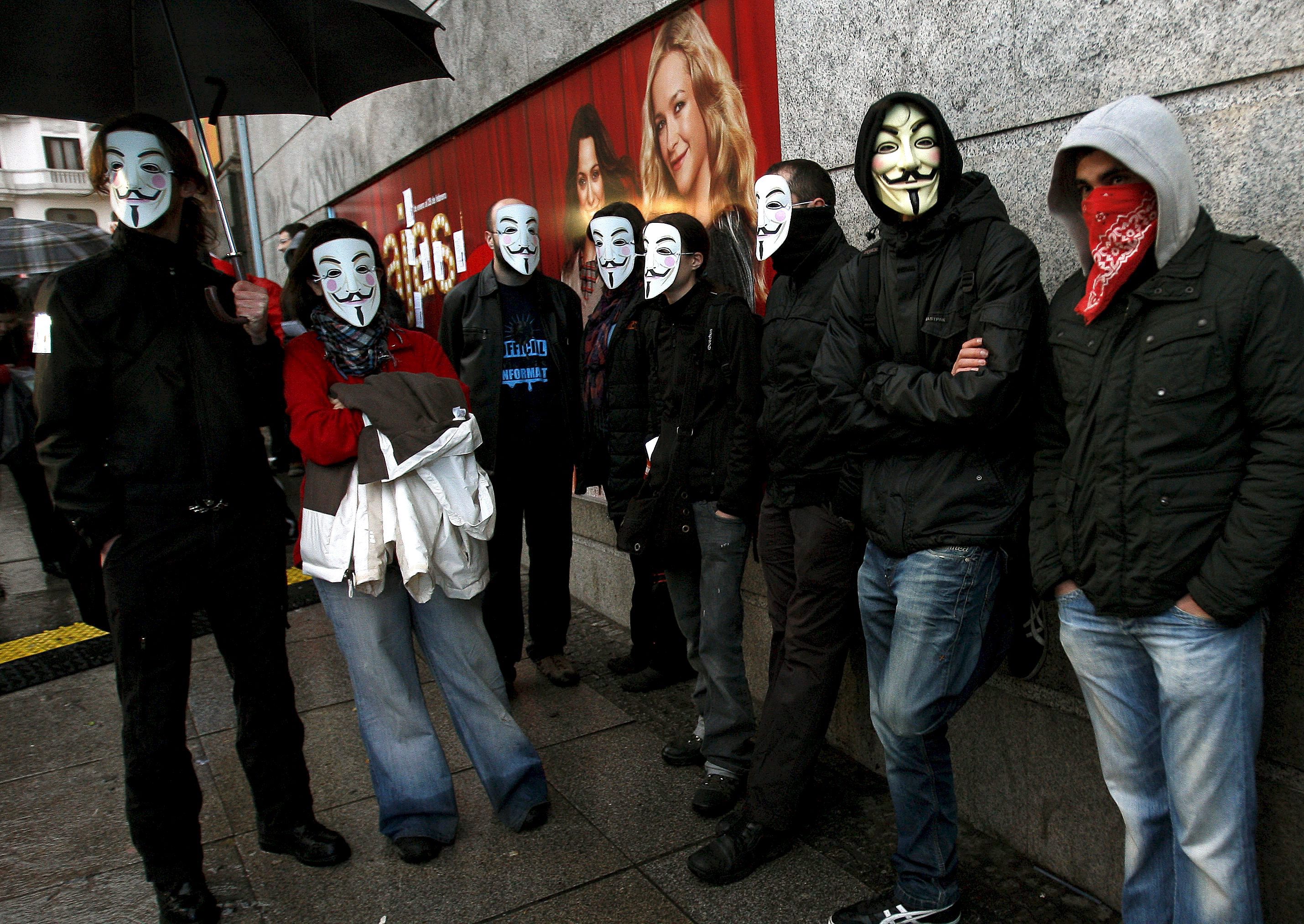 Младежи с маски на хакерската група ”Anonymous”