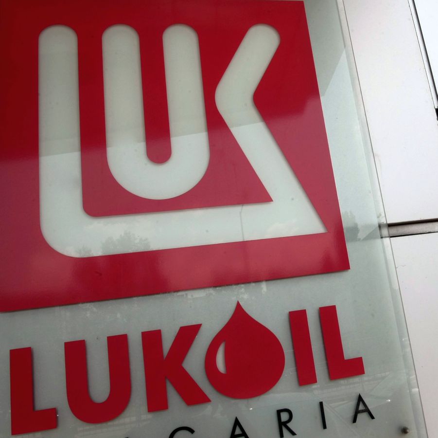 Руски експерти коментират, че било твърде опасно да се спира рафинерията на ”Лукойл България”