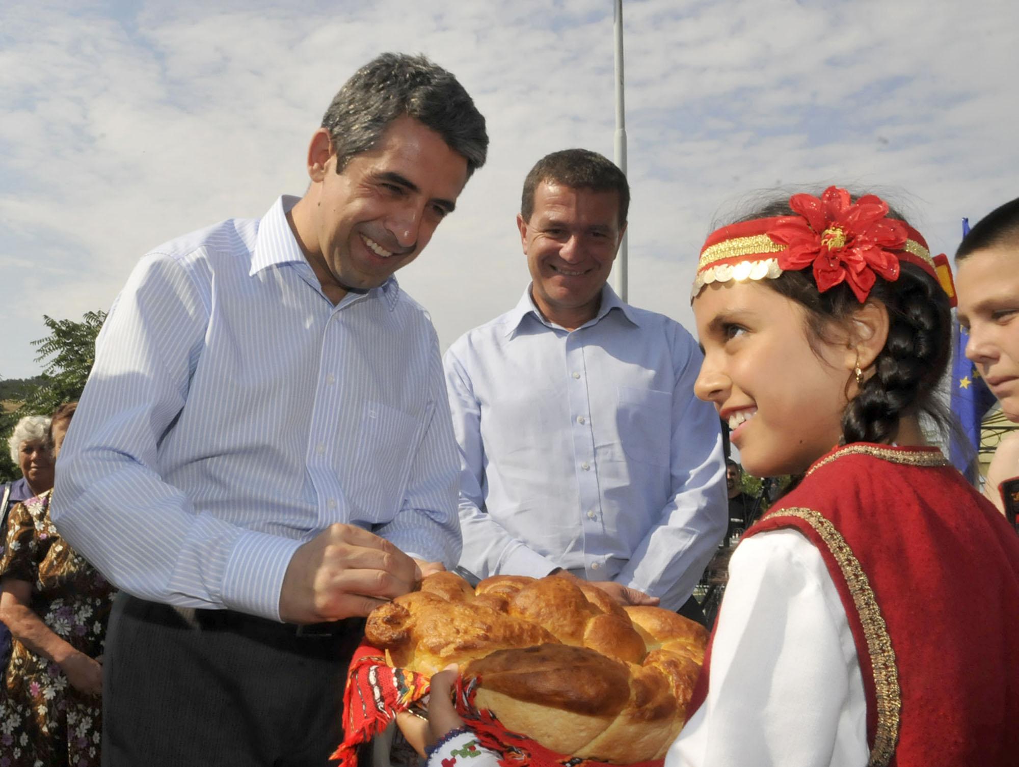 Момиче посреща с хляб и сол министър Росен Плевнелиев