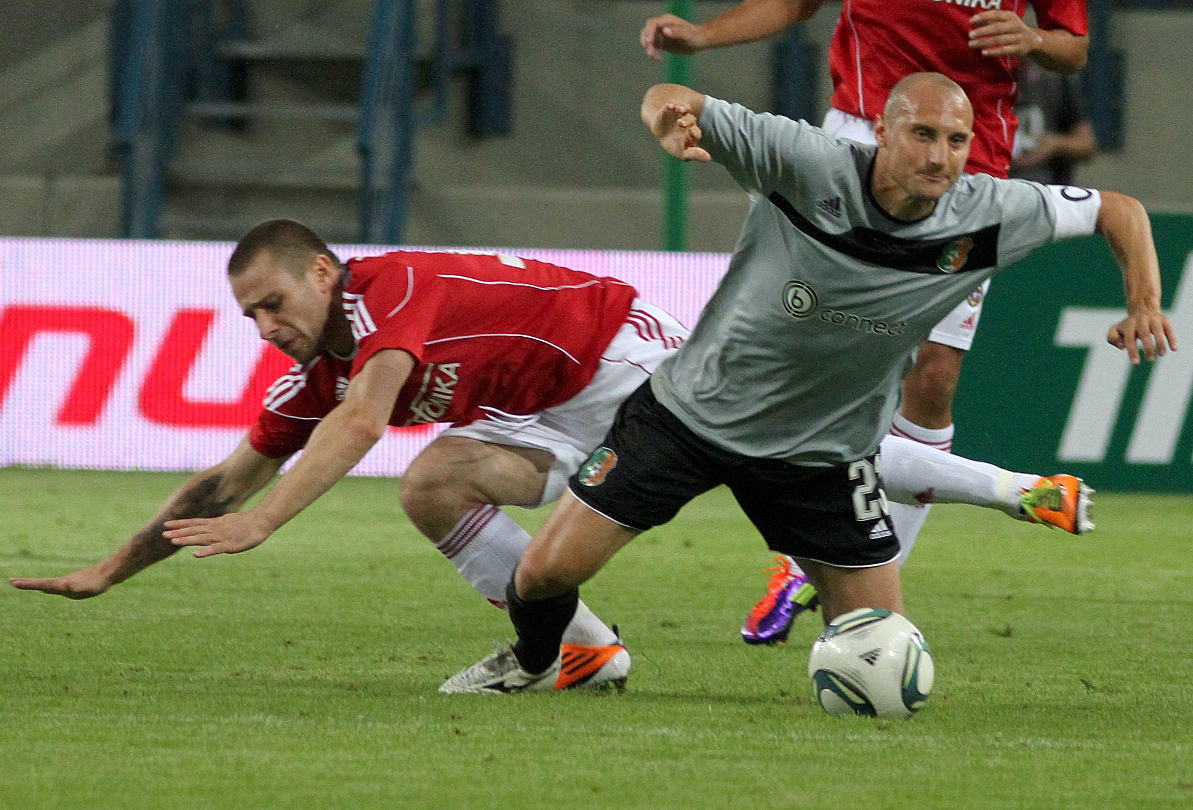 Небойша Йеленкович се бори за топката с Патрик Малецки от Висла Краков