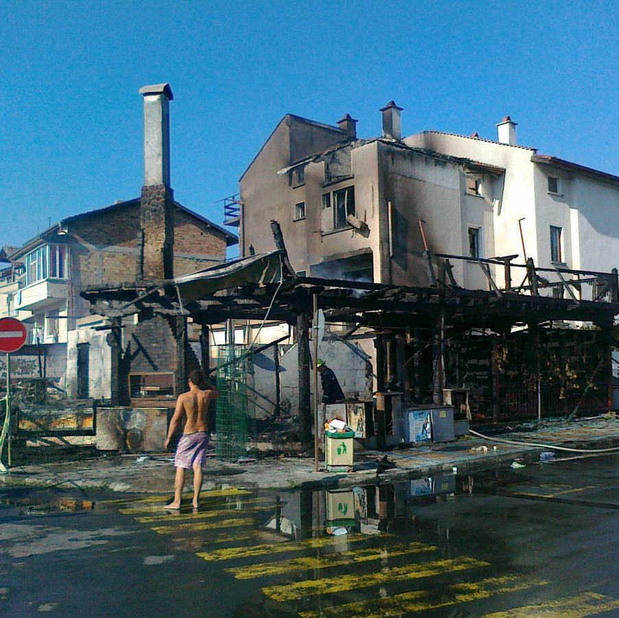 Пожар изпепели две заведения в Китен