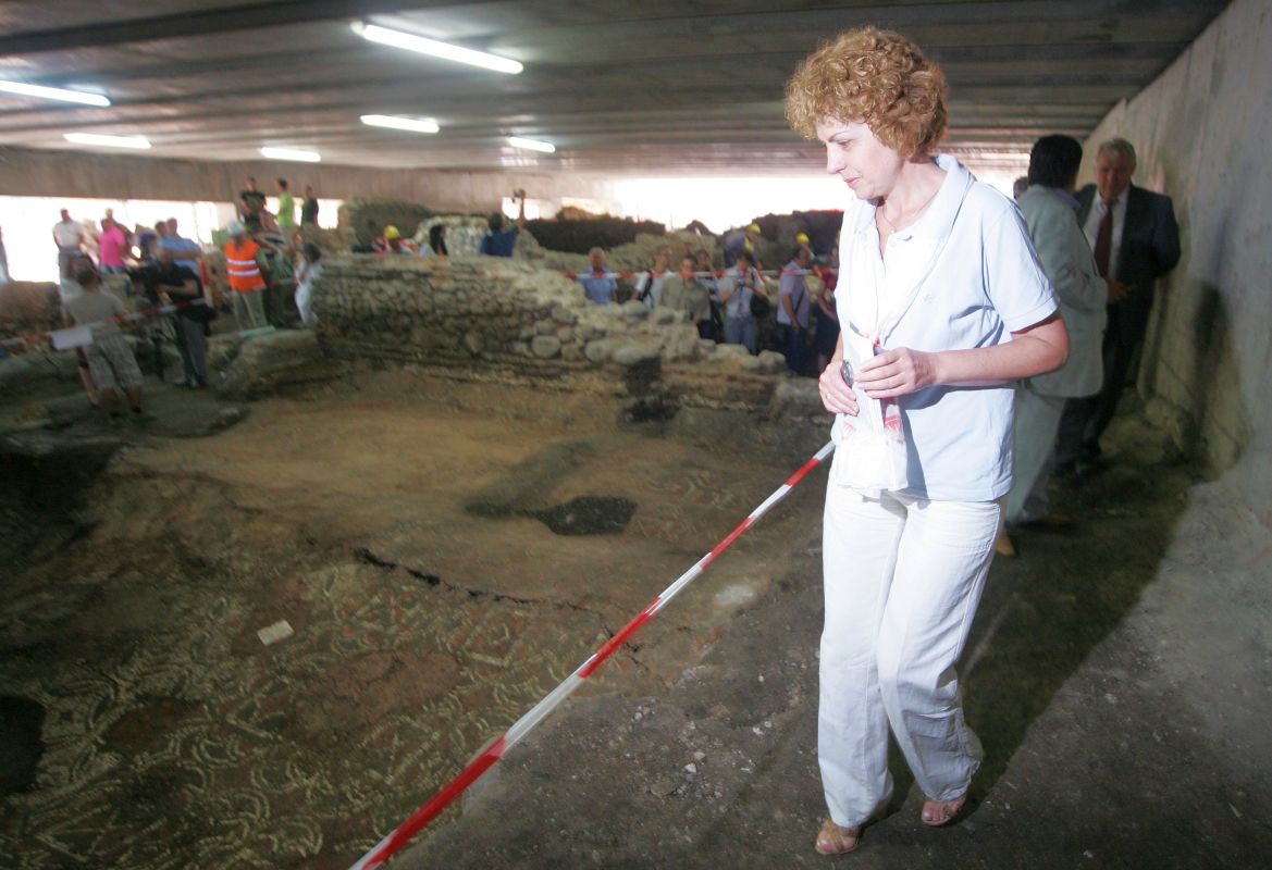 Кметът Йорданка Фандъкова разглежда разкопките в античния град Сердика