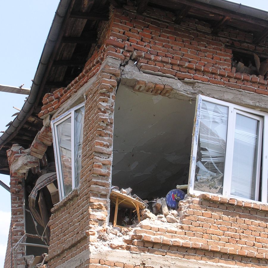 Взрив на бойлер почти разруши селска къща и рани жена