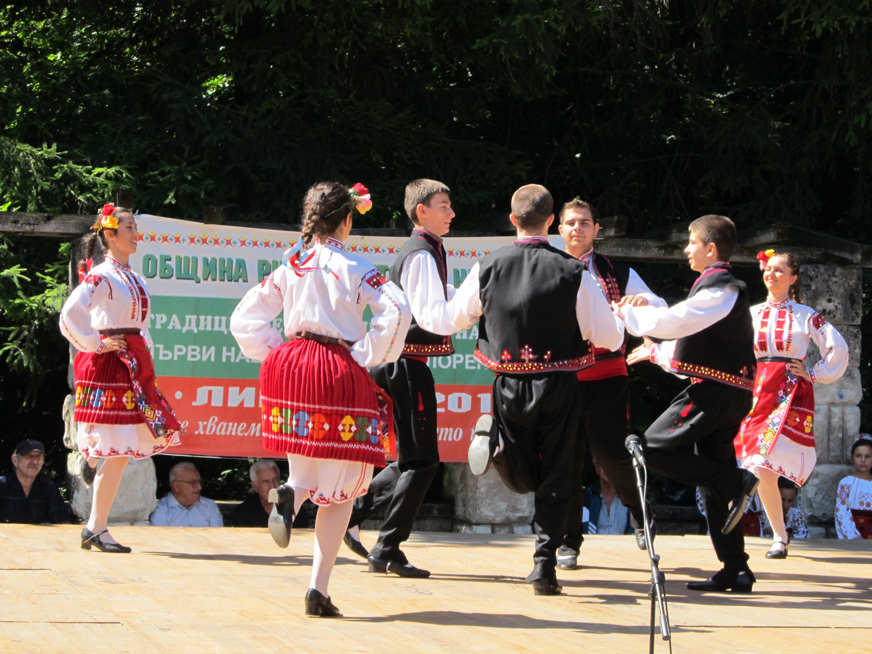5000 души на фолклорен събор в Лесопарка край Русе