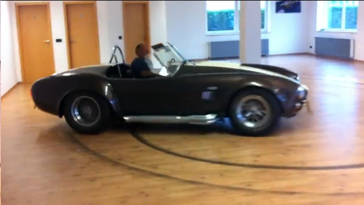 Cobra дрифтира по паркет - видео
