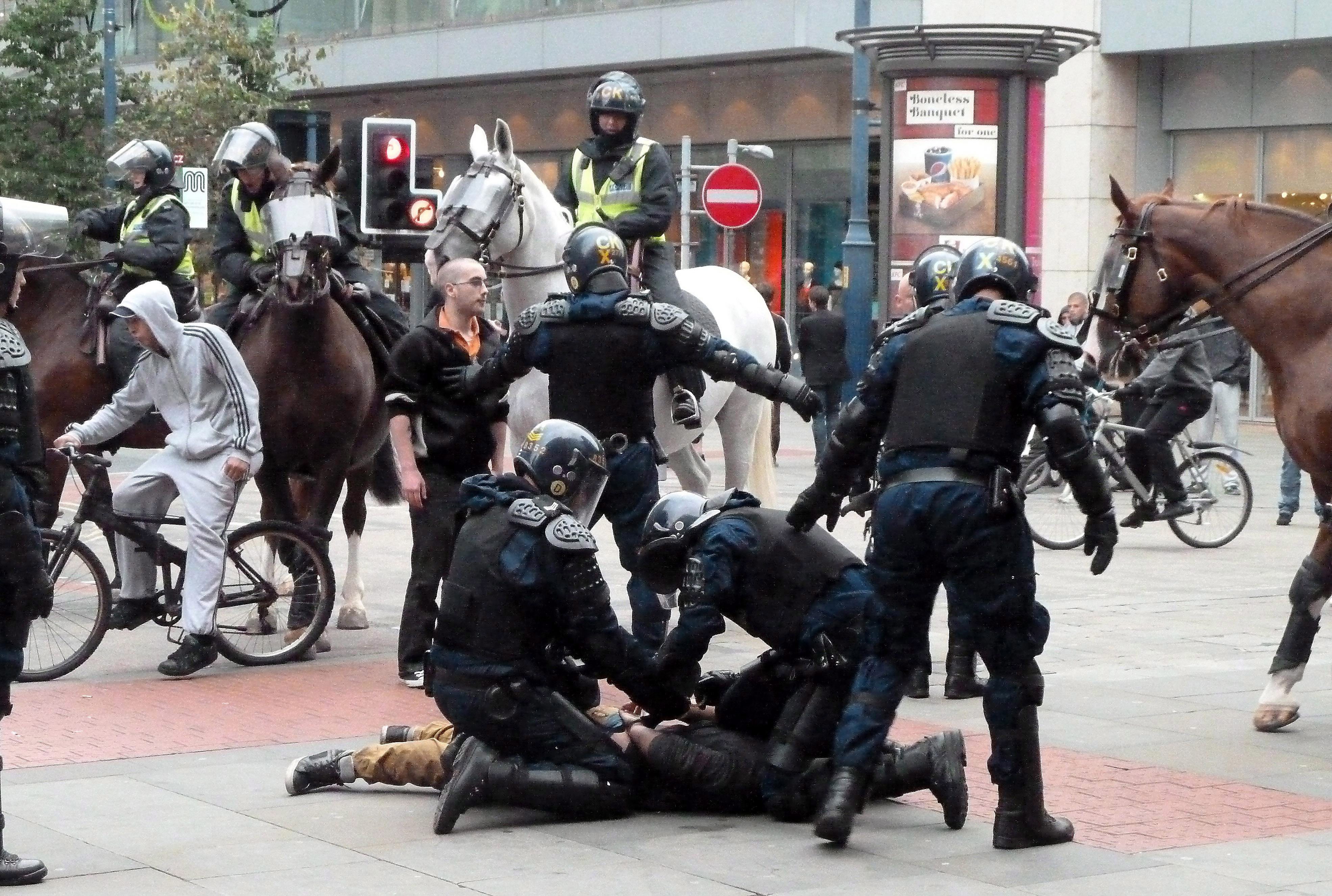 Полицията въвежда ред при размириците в Манчестър