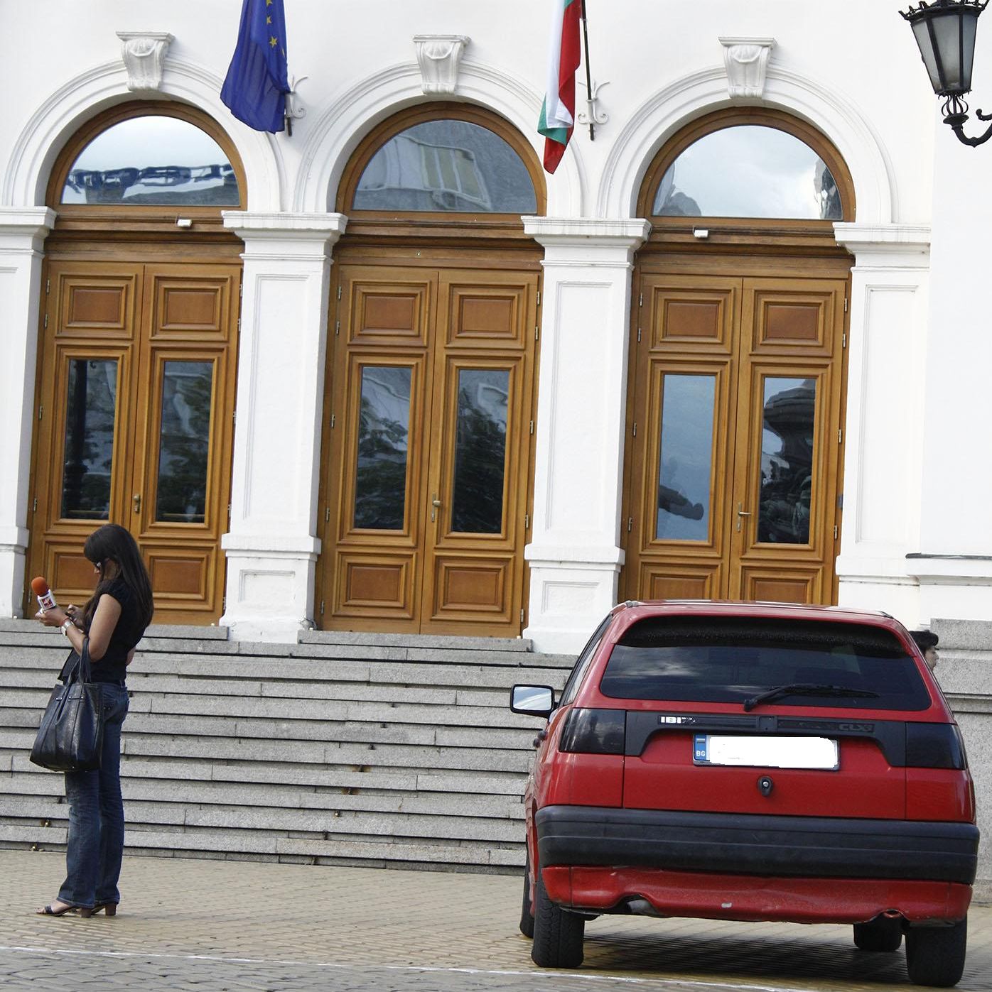 Автомобилът, спрял пред парламента, е марка ”Сеат”