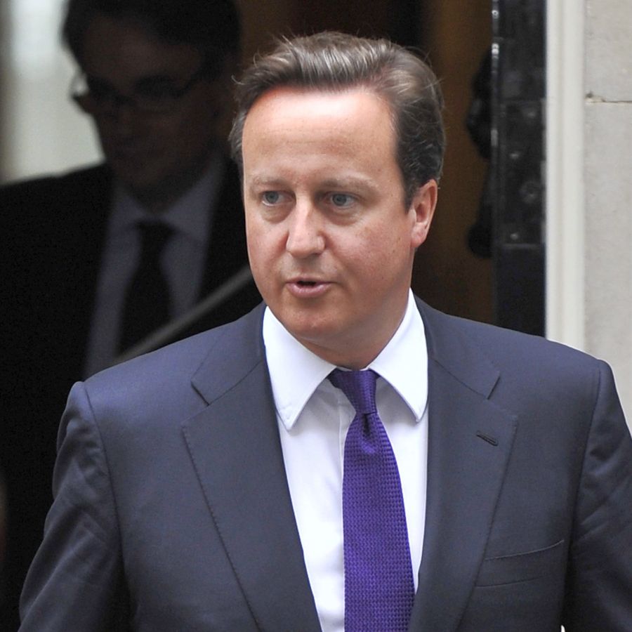Ще се забрани на хулиганите да ходят с маски, предупреди британският премиер