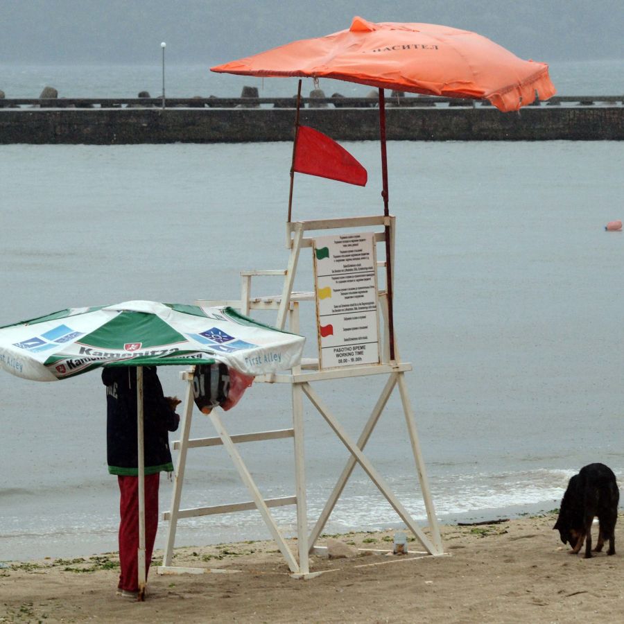 Плажовете на Варна опустяха заради лошото време