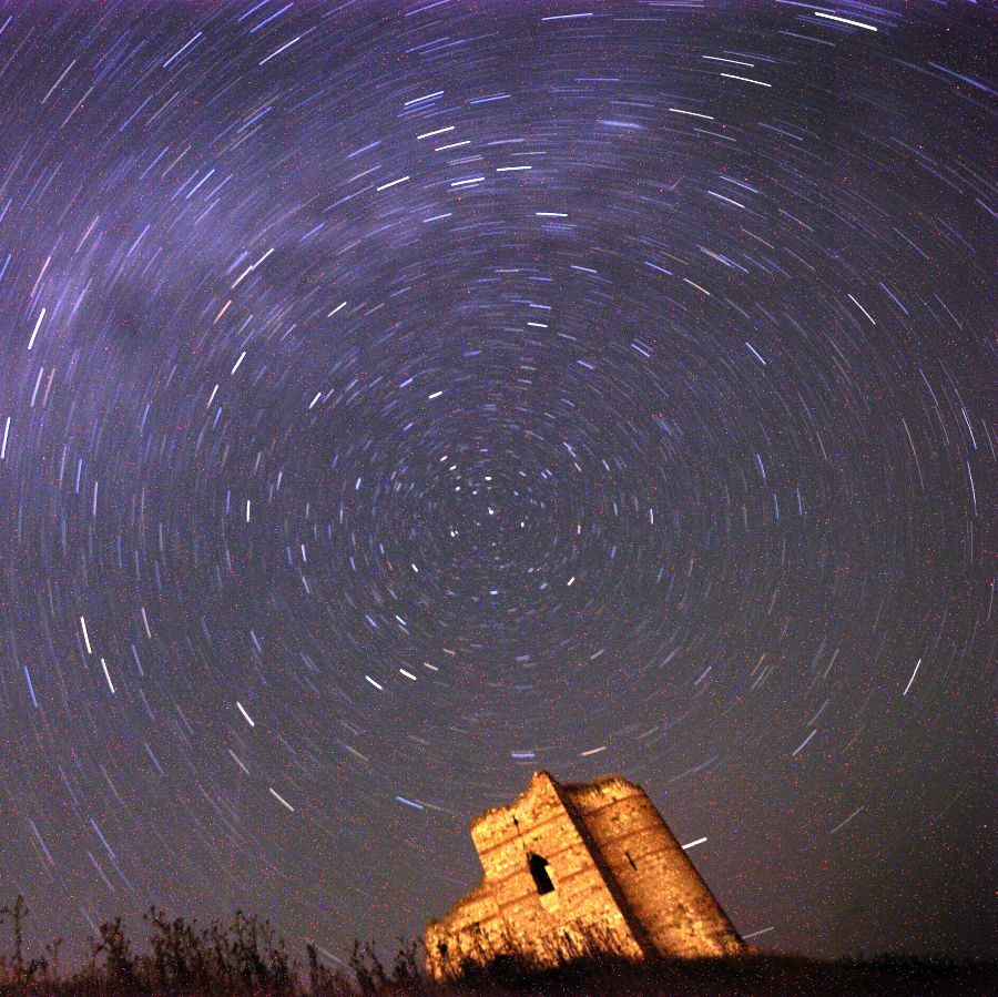 Метеорният поток ”Дракониди” ще достигне пика си днес (сн. архив)