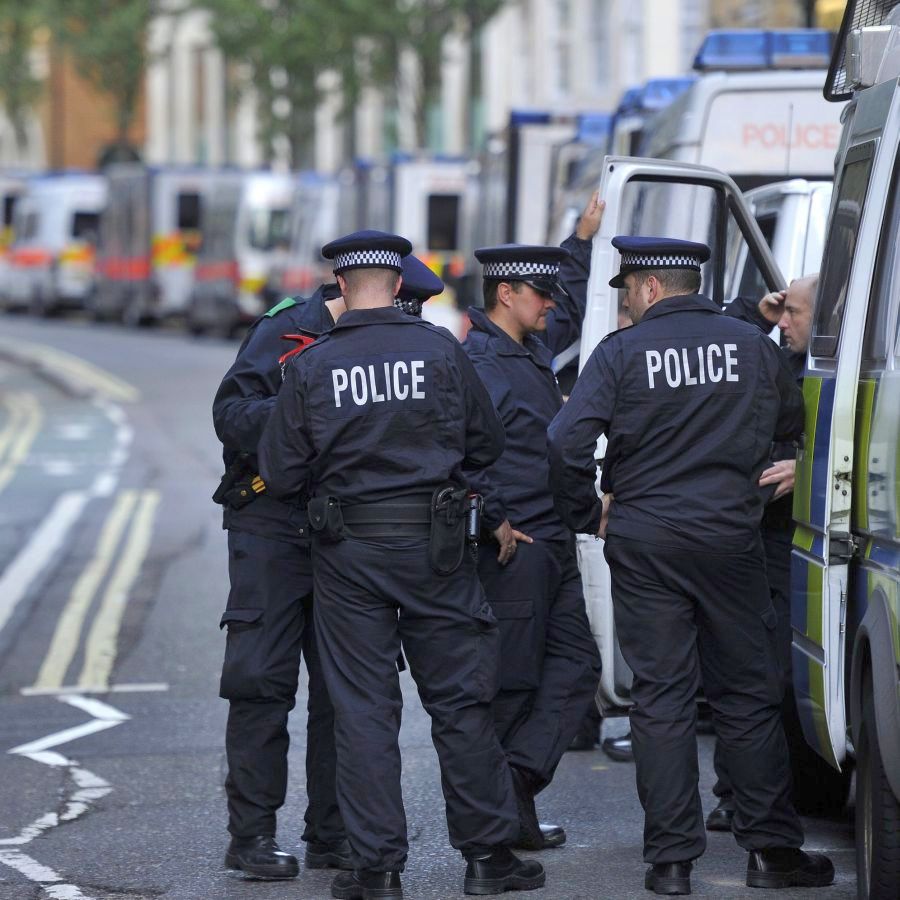 Полиция Великобритании. Брюки британской полиции. Великобритания задержание. Численность полиции в Великобритании.