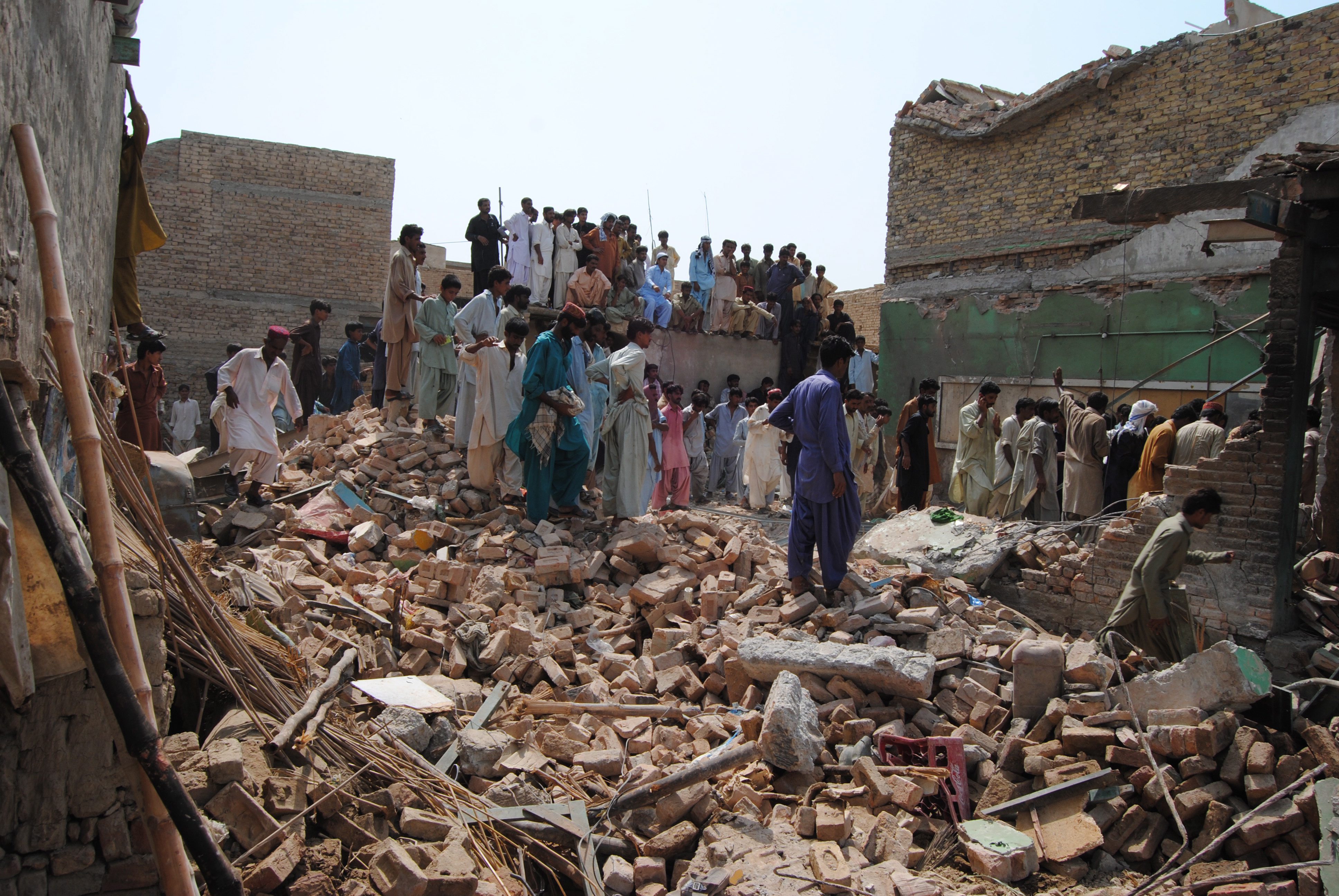 Взривиха хотел в Пакистан по време на национален празник