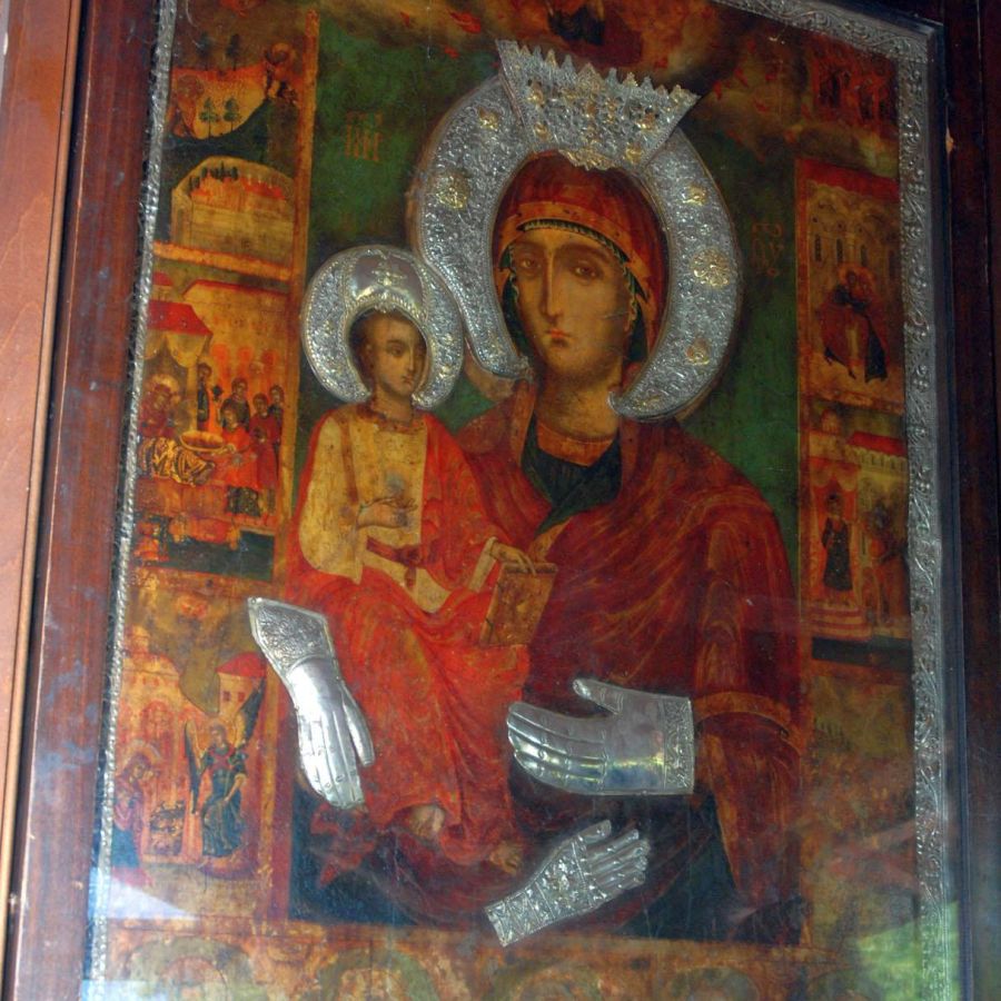 Чудотворната икона ”Св. Богородица Троеручица” от Троянския манастир