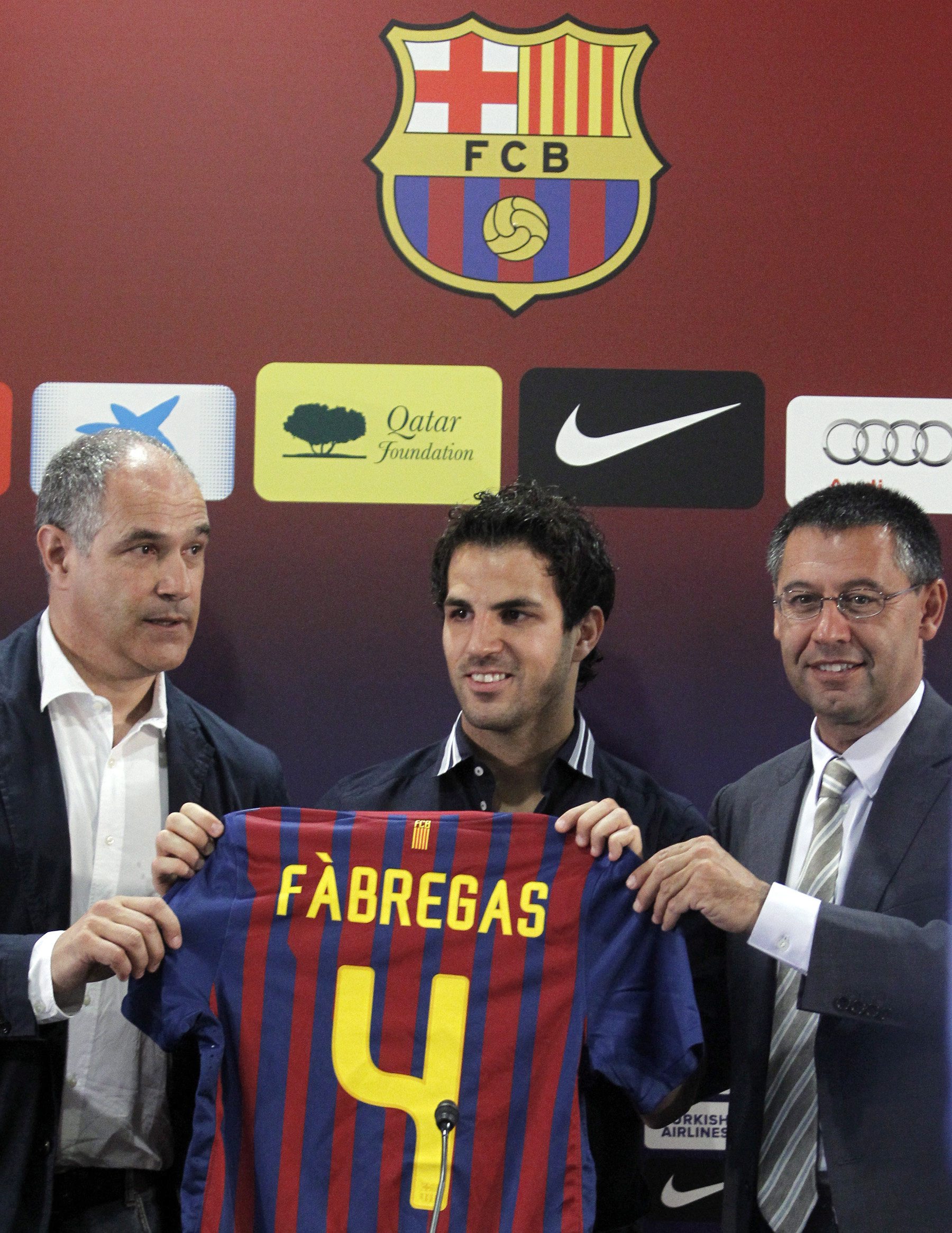 Спортният директор на Барса Андони Субисарета и вицепрезидентът Хосе Мариа Бортомеу представиха Фабрегас