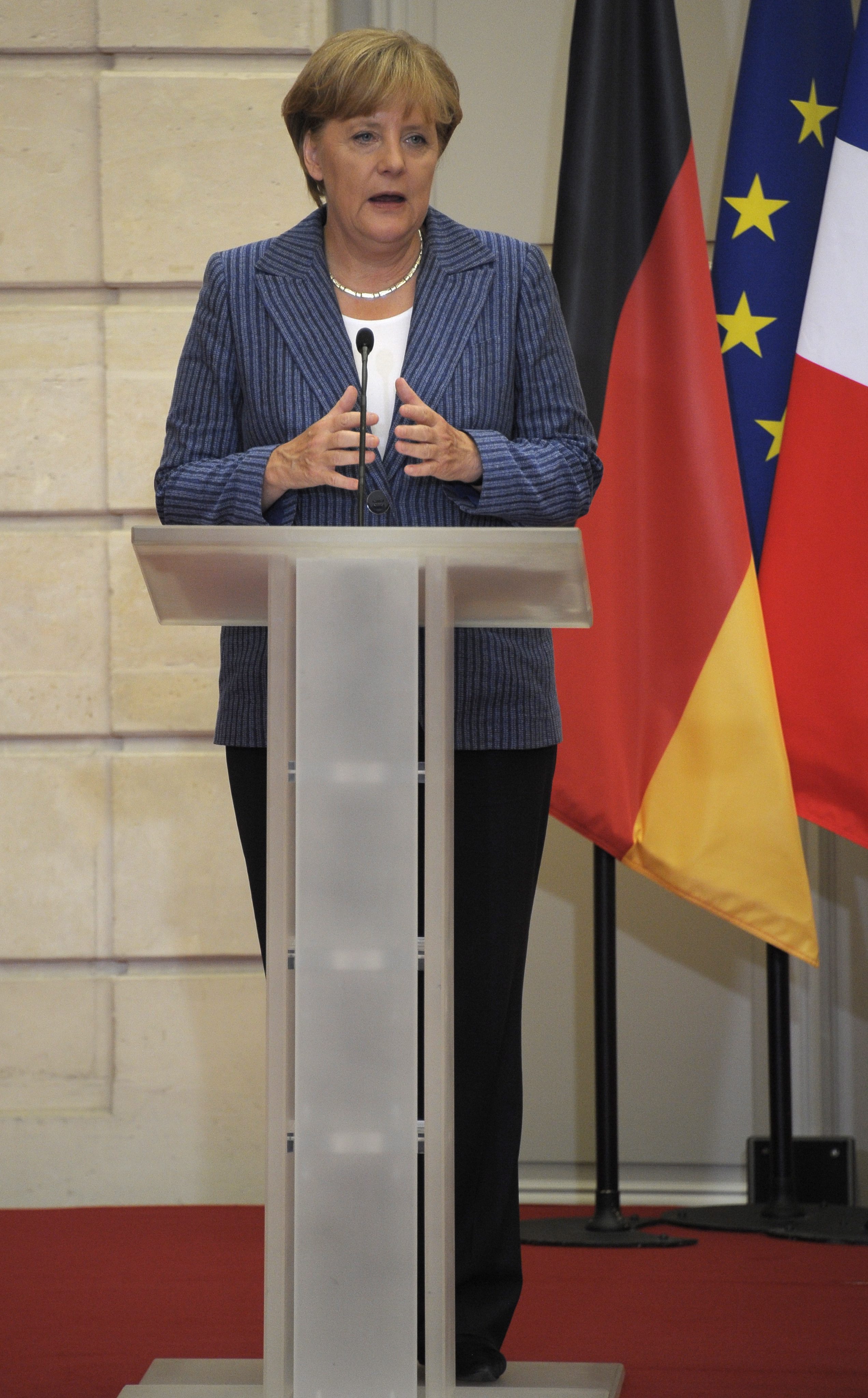 Меркел изтъкна след срещата със Саркози, че не вярва ”еврооблигациите да ни помогнат днес”