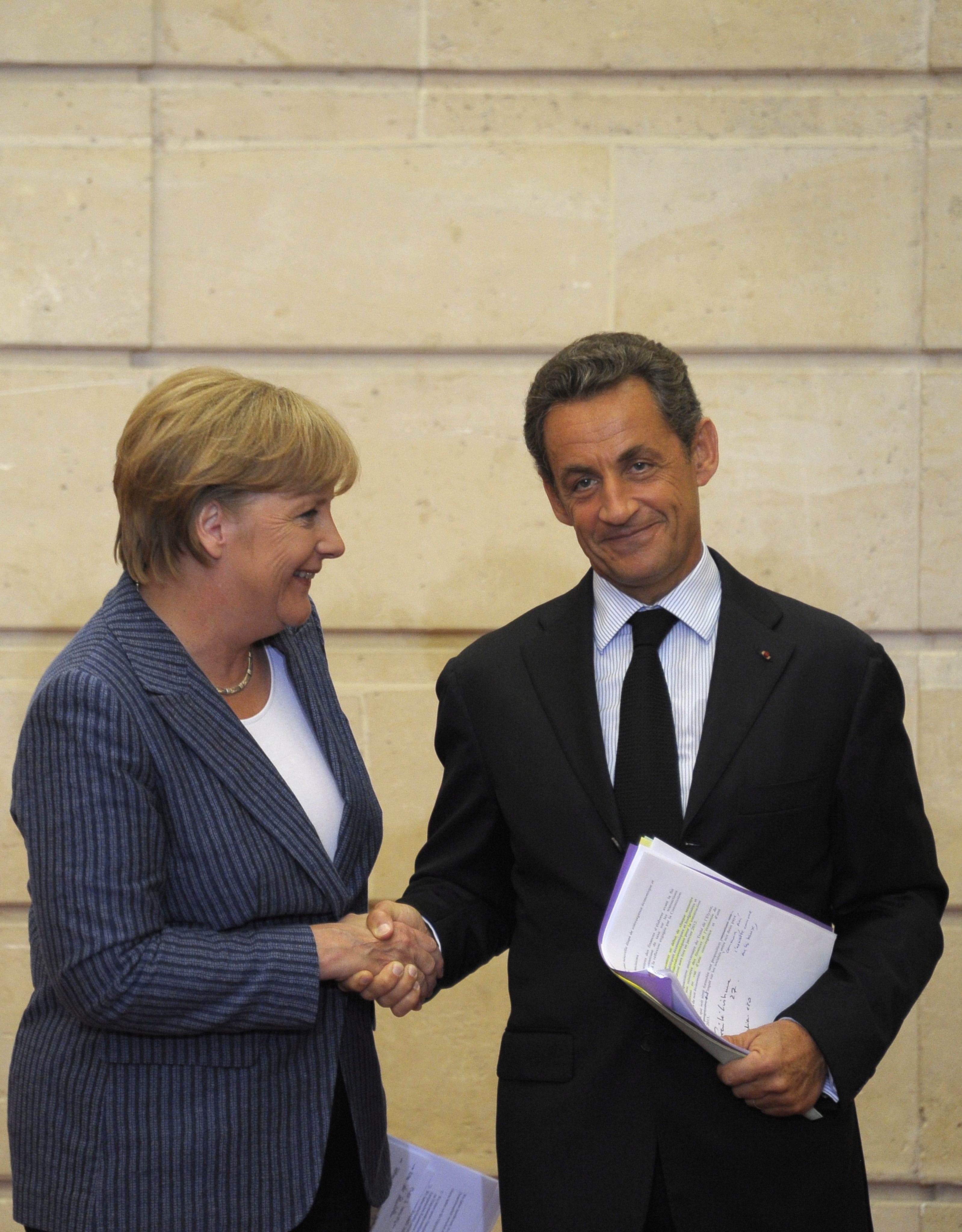 Ангела Меркел и Никола Саркози предложиха 17-те страни от еврозоната да се ангажират с балансиран бюджет