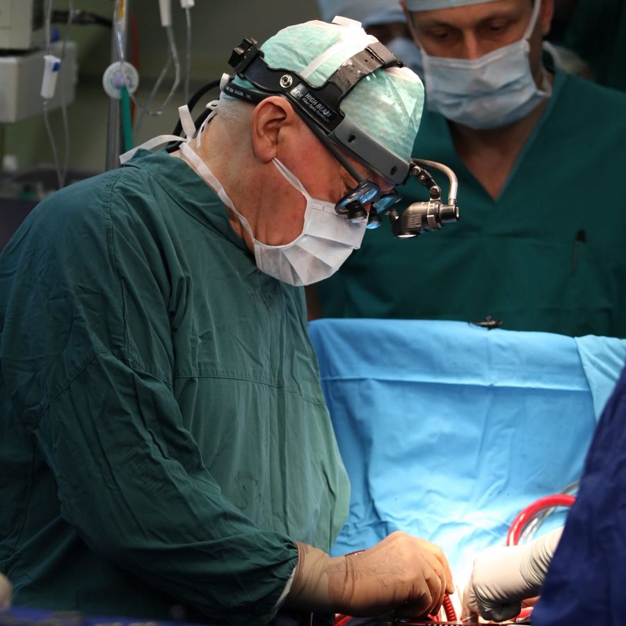 Хирурзи оперираха сърце на неродено бебе (видео)