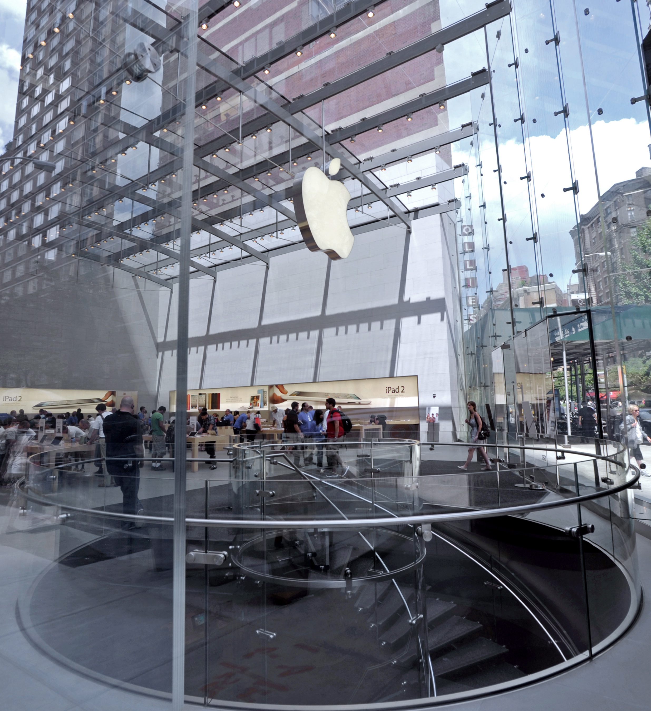 Apple пуска първия си телевизор до година