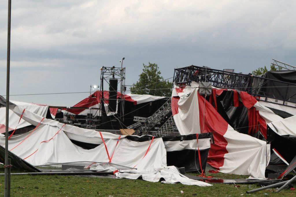 Петима загинаха при буря, връхлетяла концерт на открито